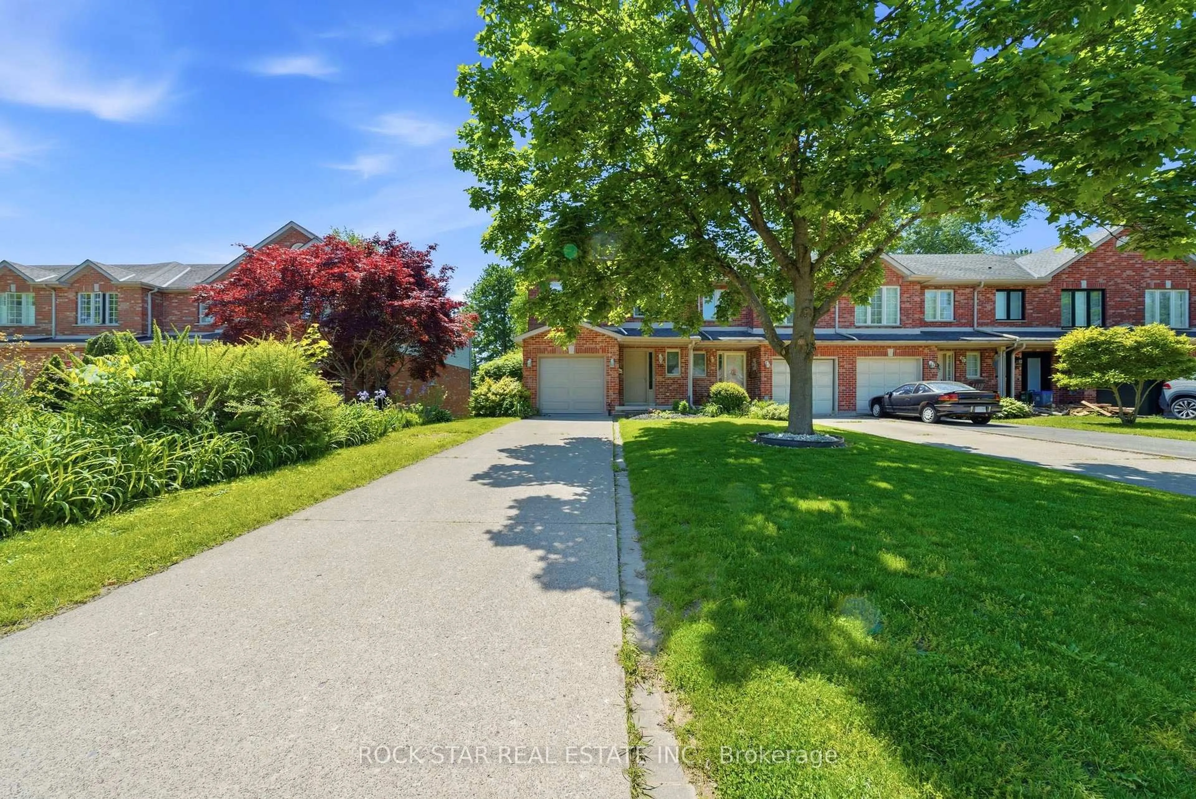 A pic from outside/outdoor area/front of a property/back of a property/a pic from drone, street for 180 Lawrence Lane, Pelham Ontario L2S 1E4