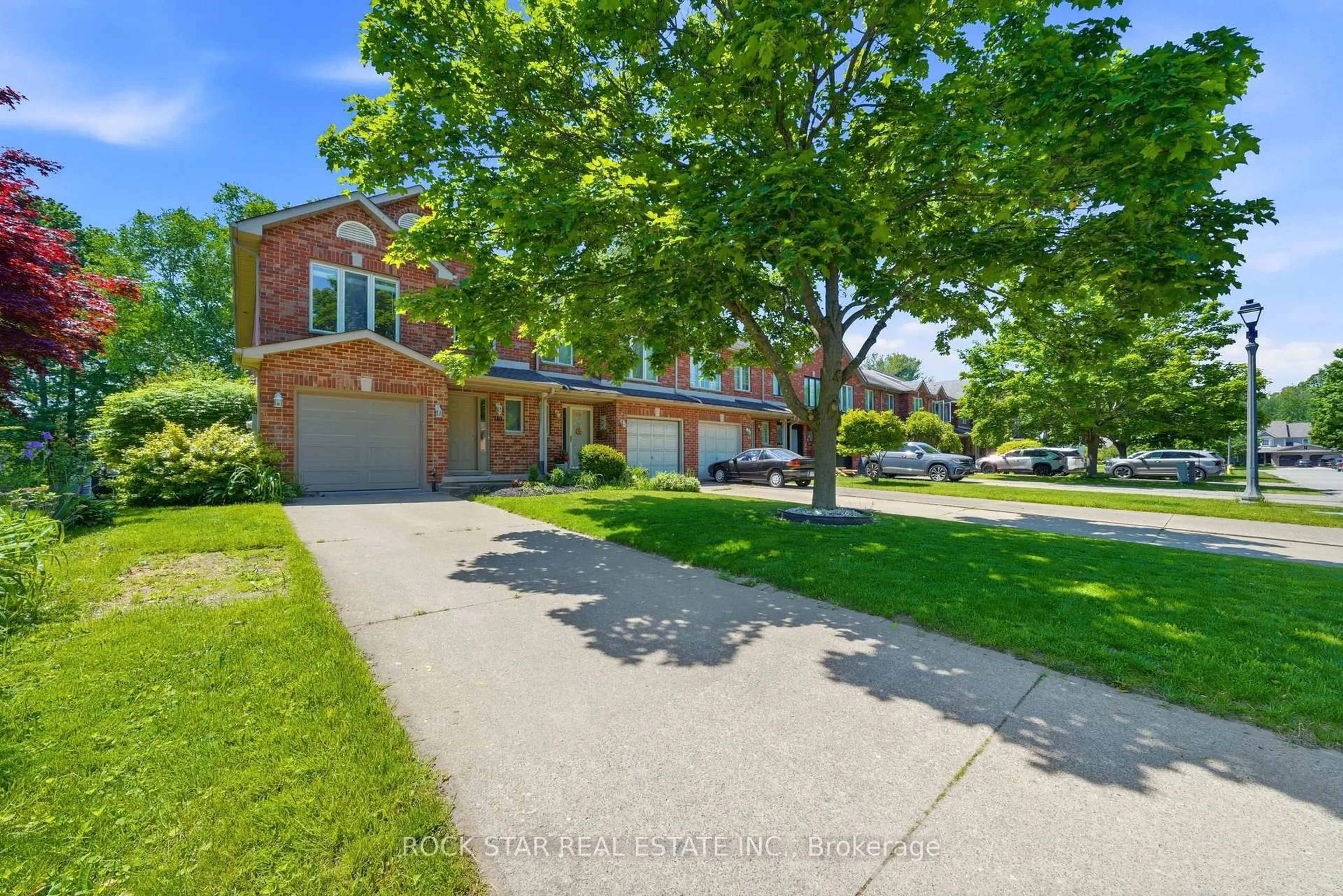 A pic from outside/outdoor area/front of a property/back of a property/a pic from drone, street for 180 Lawrence Lane, Pelham Ontario L2S 1E4