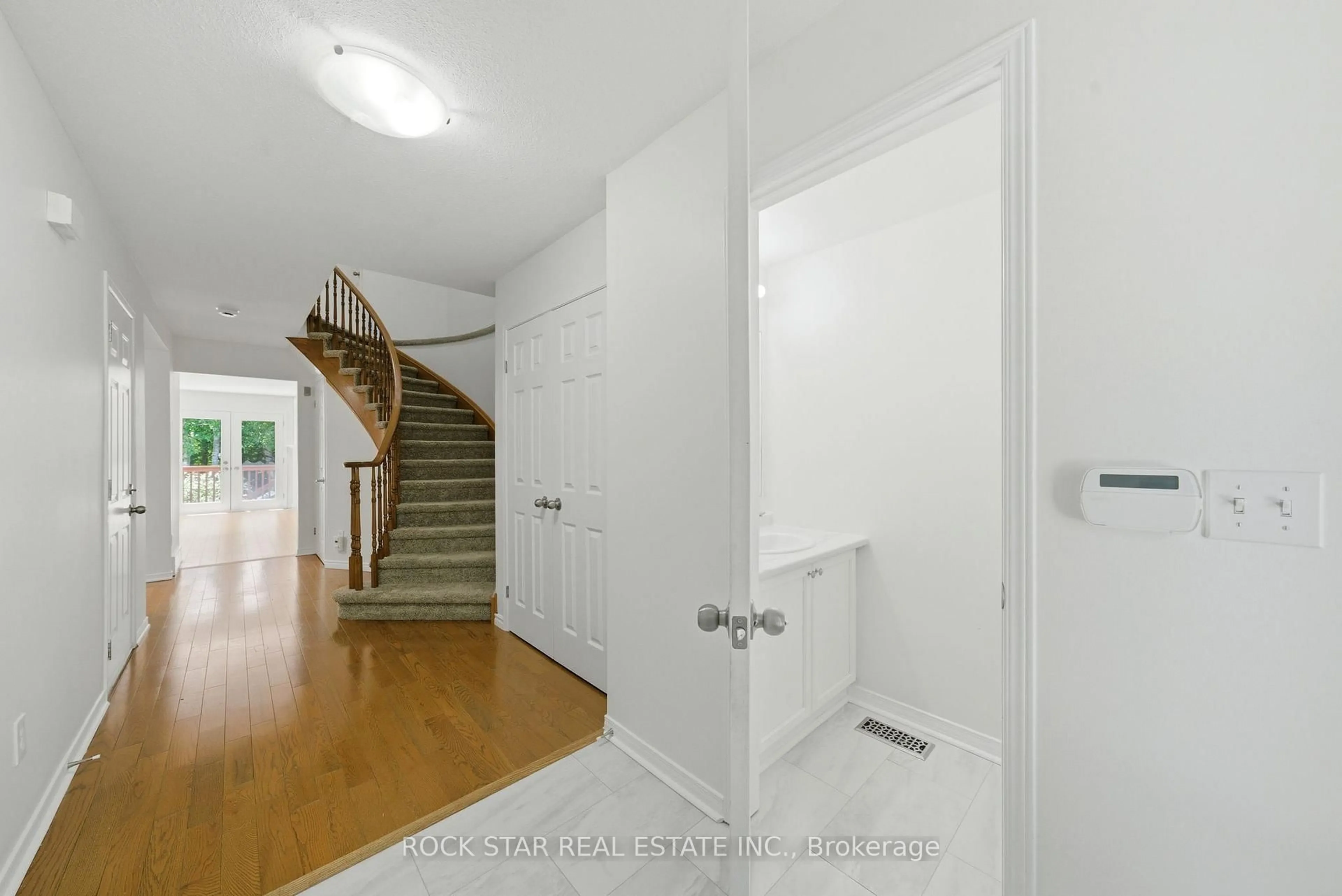 Indoor foyer for 180 Lawrence Lane, Pelham Ontario L2S 1E4