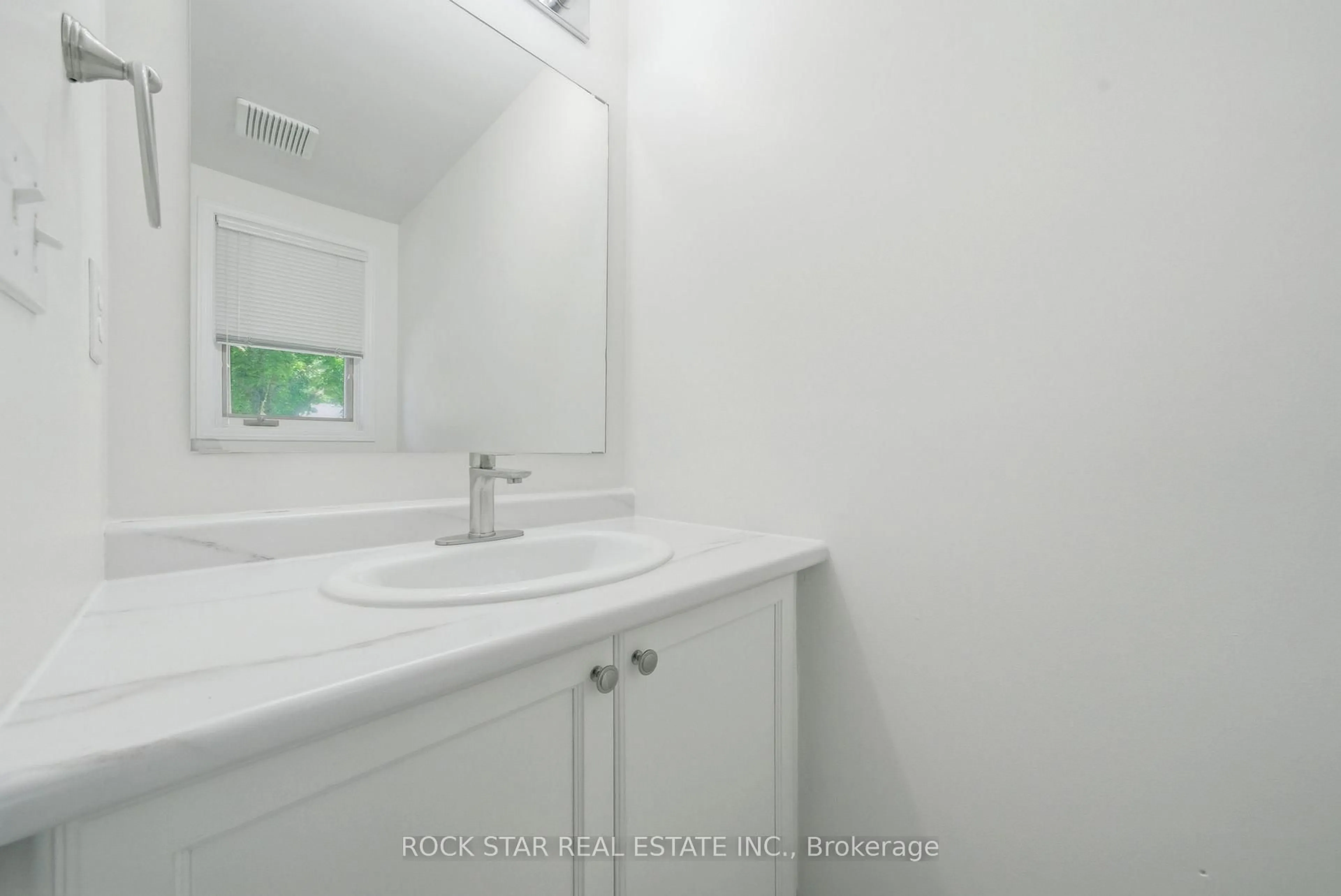 Standard bathroom, floor is not visible for 180 Lawrence Lane, Pelham Ontario L2S 1E4