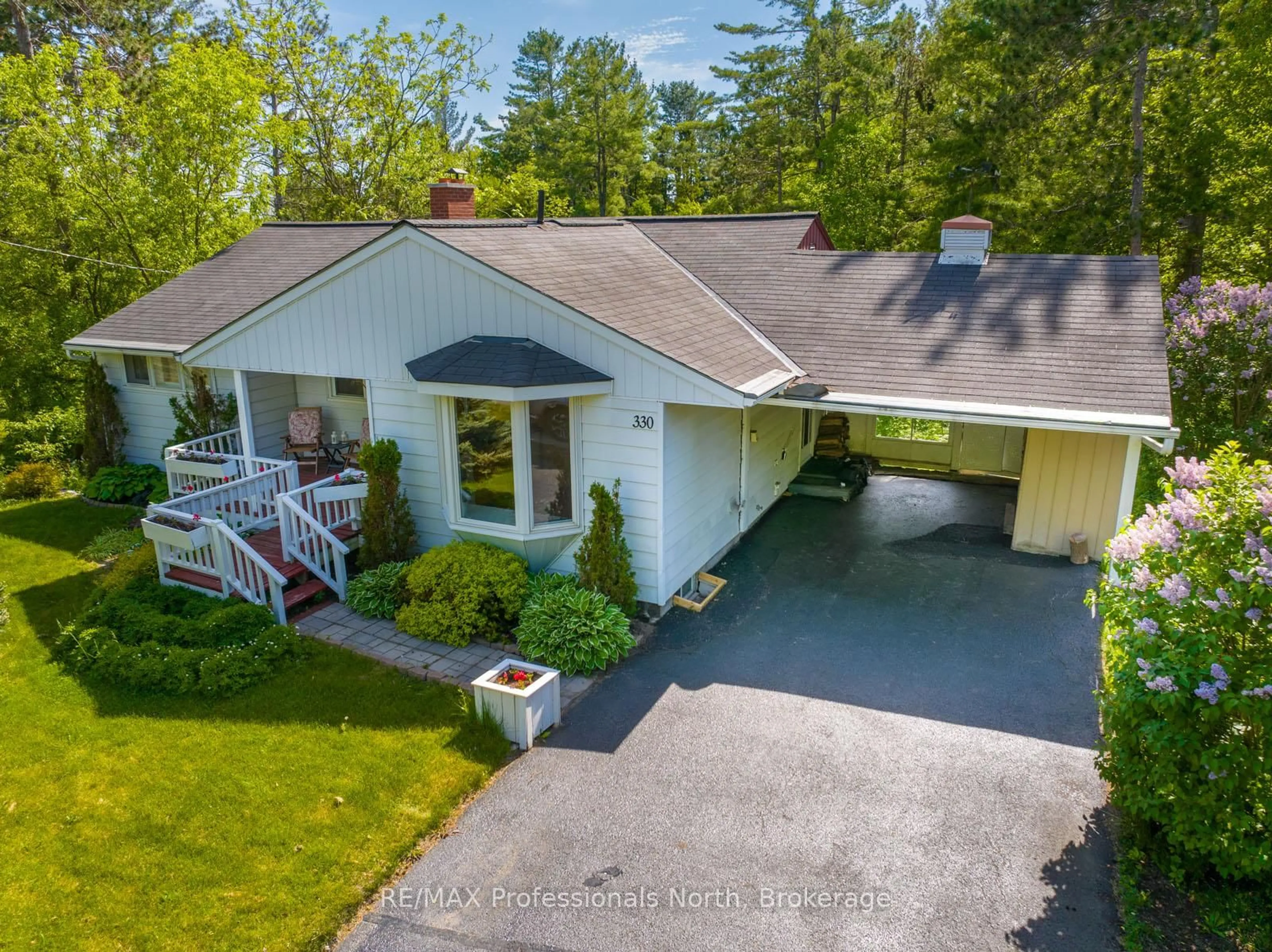 A pic from outside/outdoor area/front of a property/back of a property/a pic from drone, street for 330 Manitoba St, Bracebridge Ontario P1L 2C8