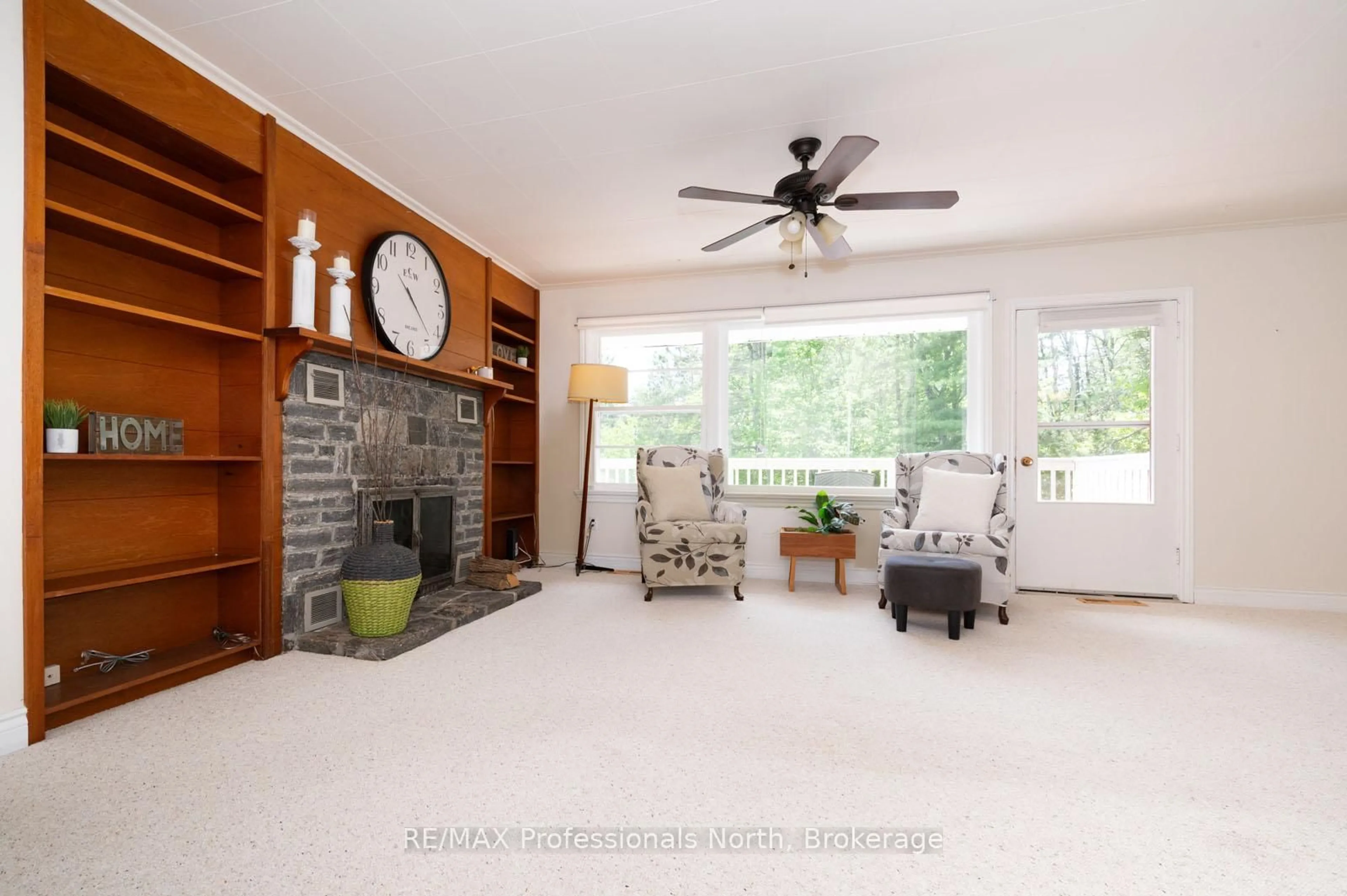 Living room with furniture, ceramic/tile floor for 330 Manitoba St, Bracebridge Ontario P1L 2C8