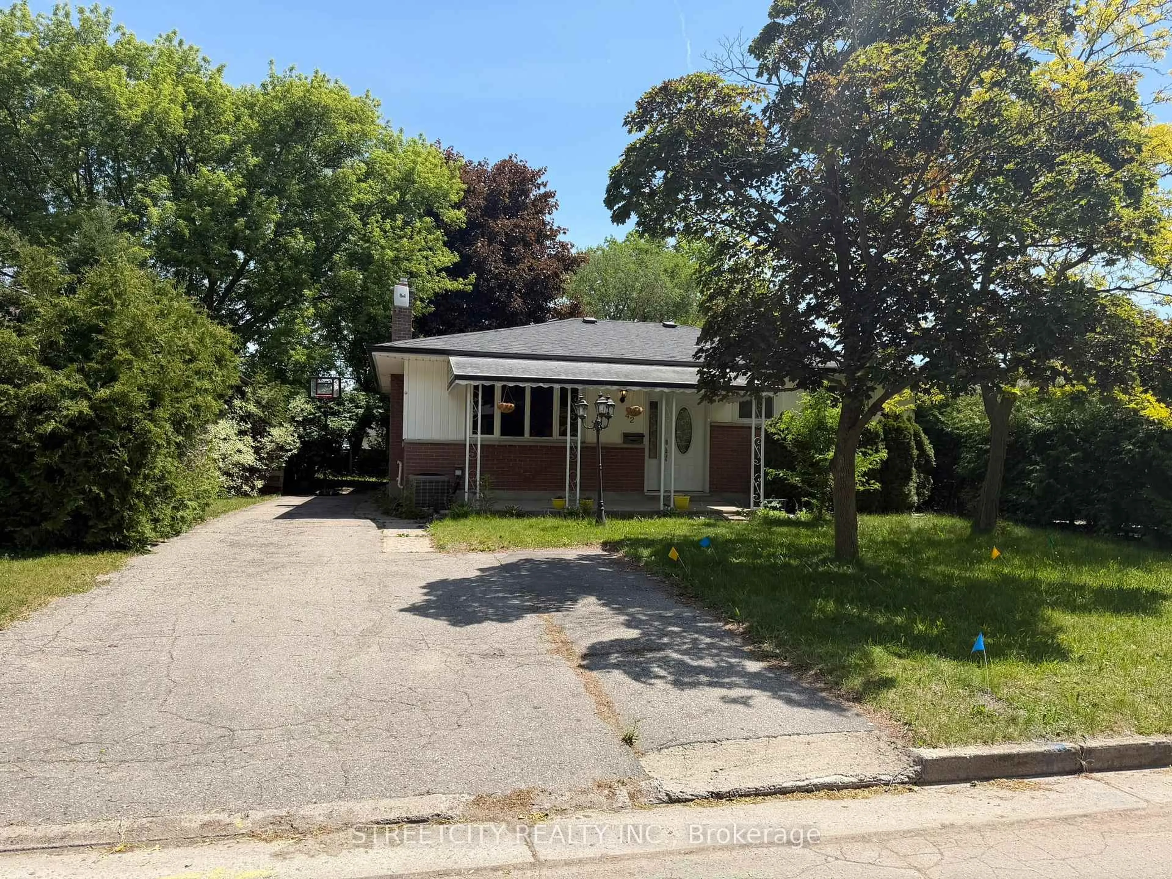 A pic from outside/outdoor area/front of a property/back of a property/a pic from drone, street for 42 Oneida Rd, London East Ontario N5V 2X1