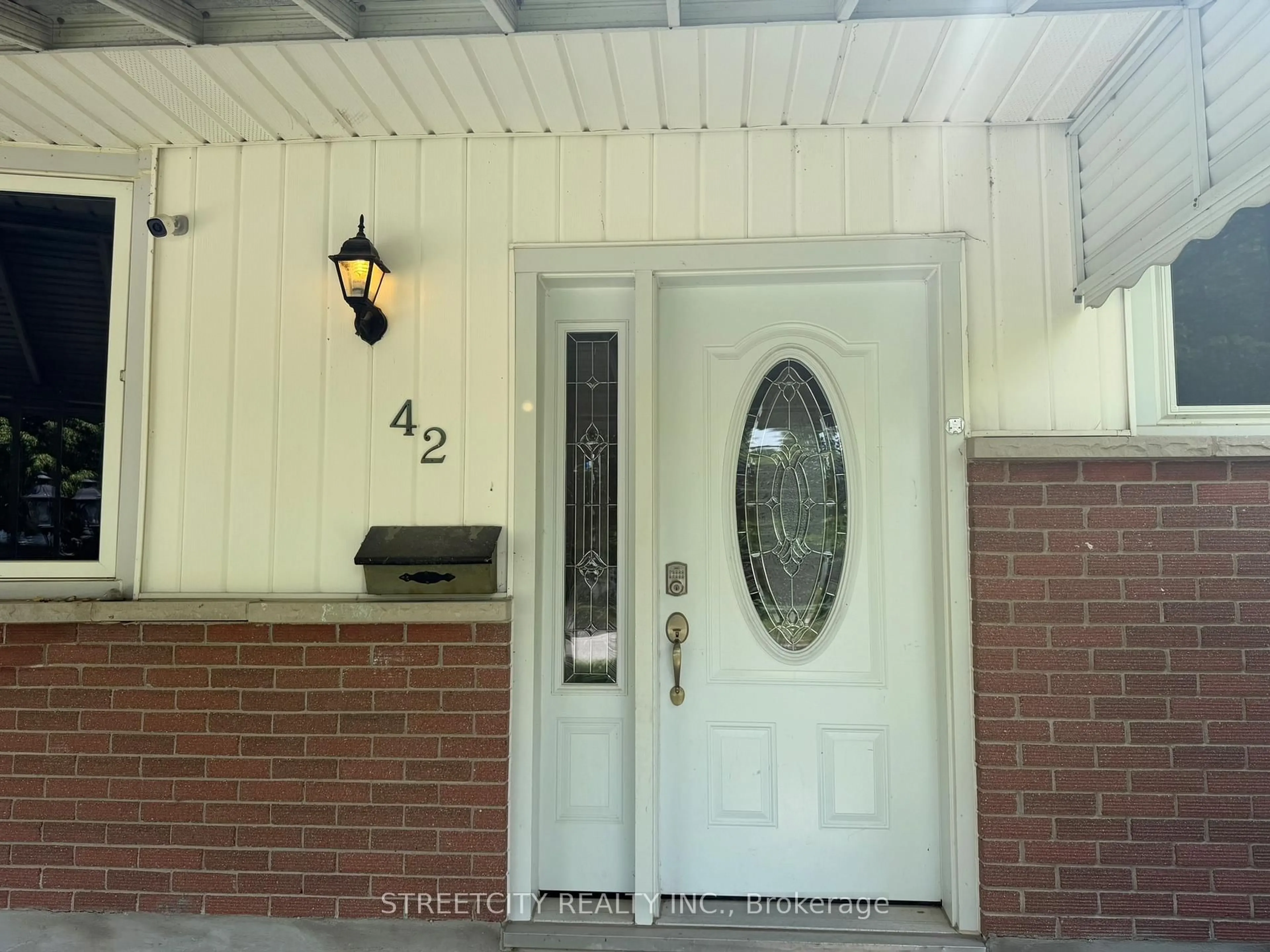 Indoor entryway for 42 Oneida Rd, London East Ontario N5V 2X1