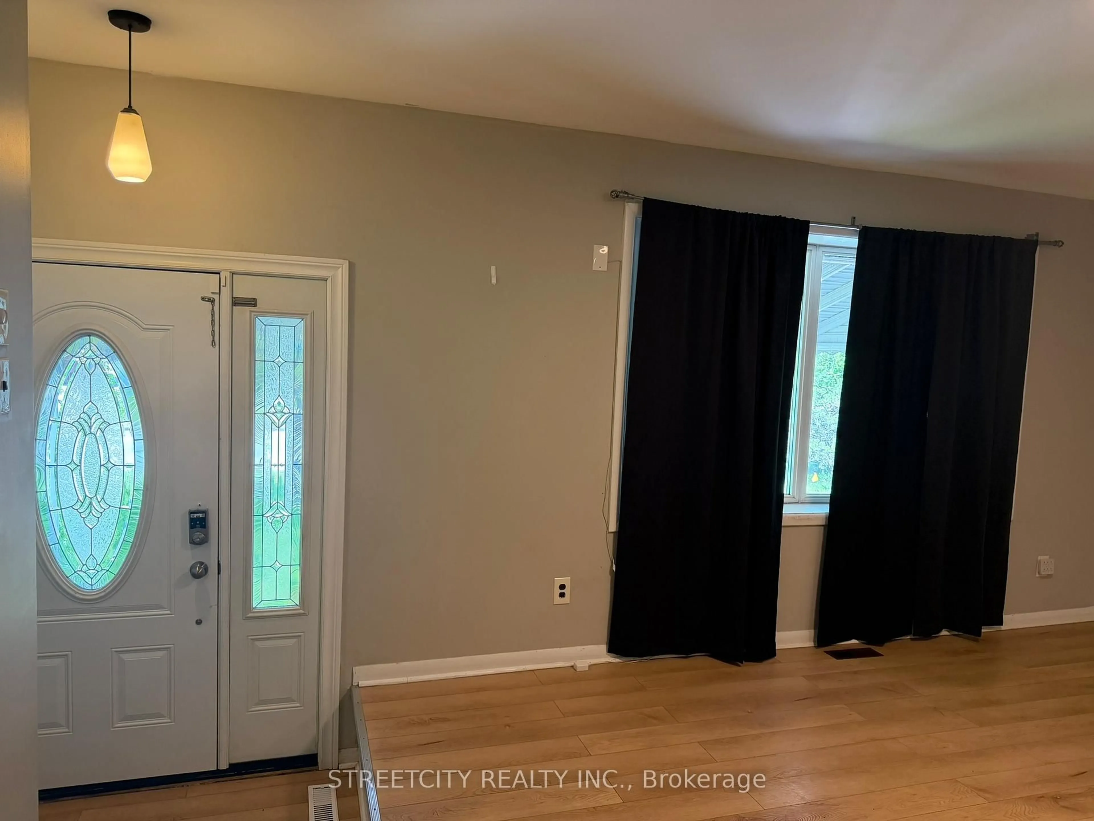 A pic of a room for 42 Oneida Rd, London East Ontario N5V 2X1