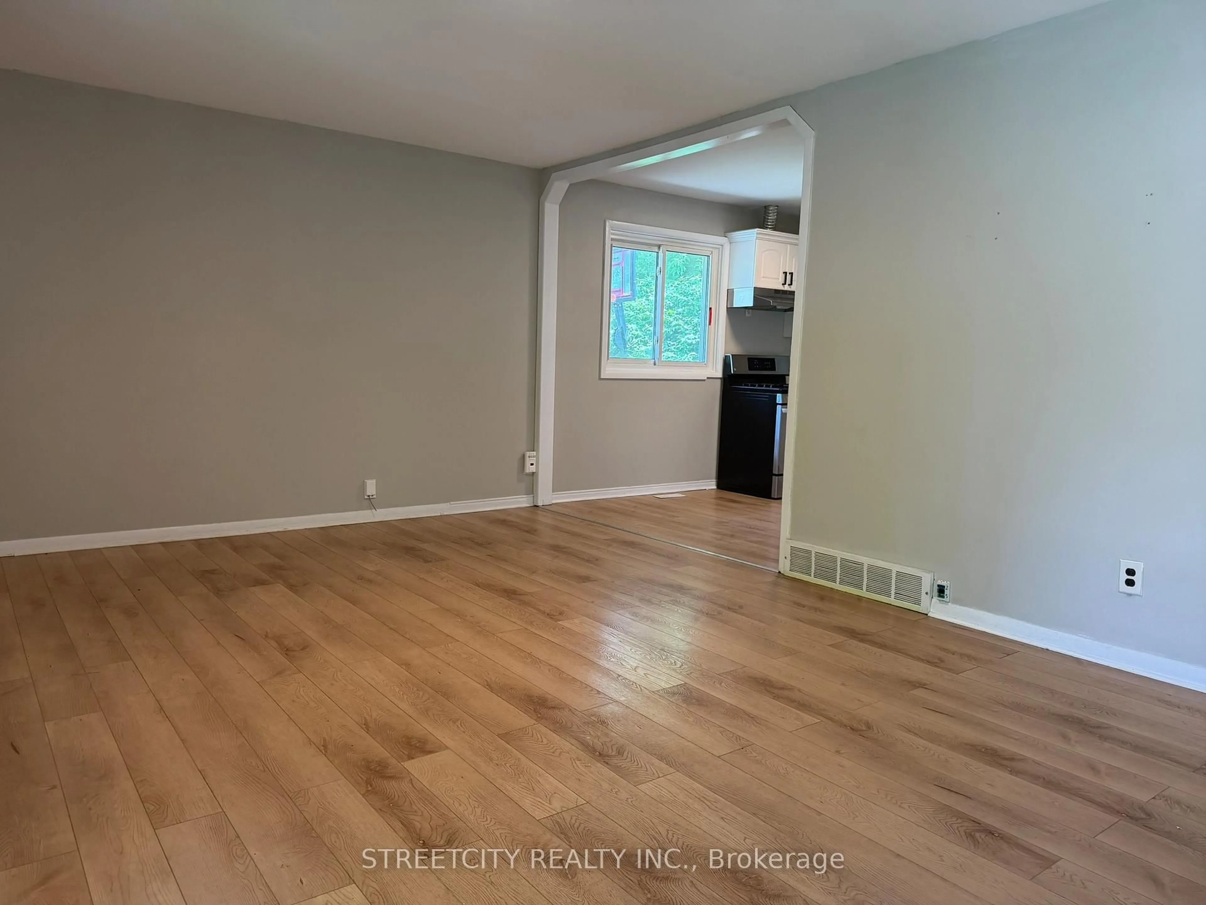 A pic of a room for 42 Oneida Rd, London East Ontario N5V 2X1