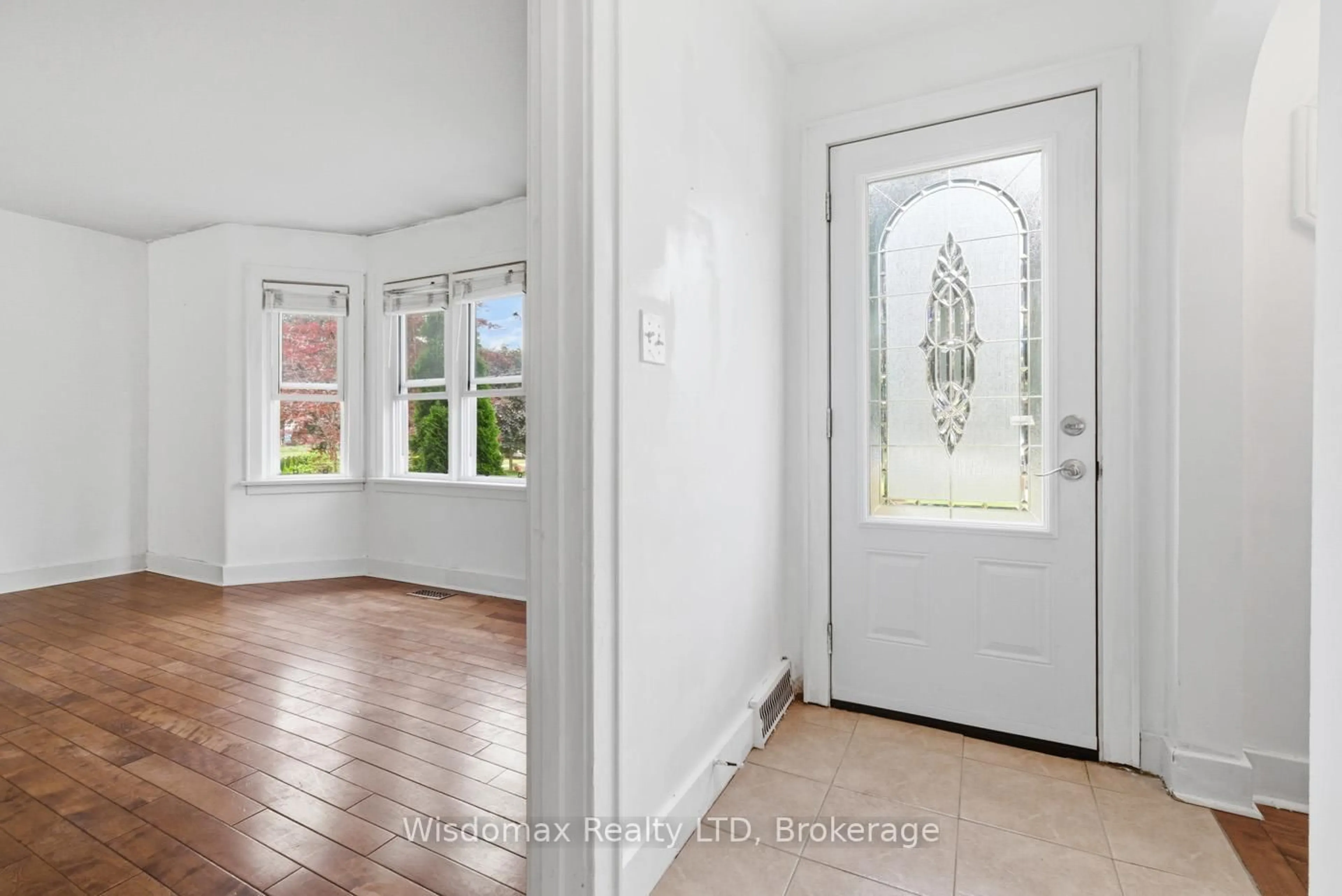 Indoor entryway for 5782 MOULAND St, Niagara Falls Ontario L2G 5N7