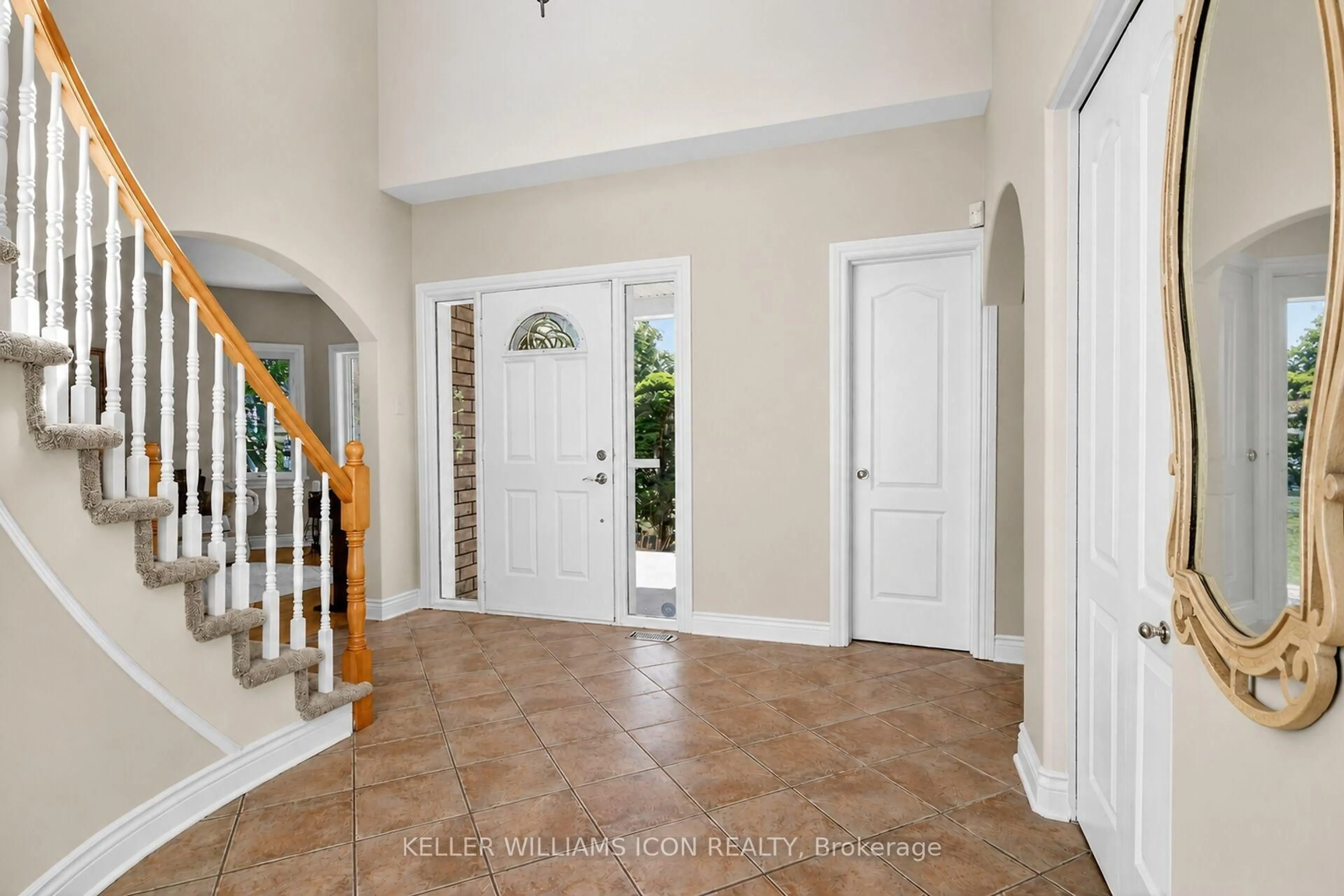 Indoor entryway for 136 Shaughnessy Cres, Ottawa Ontario K2K 2N3