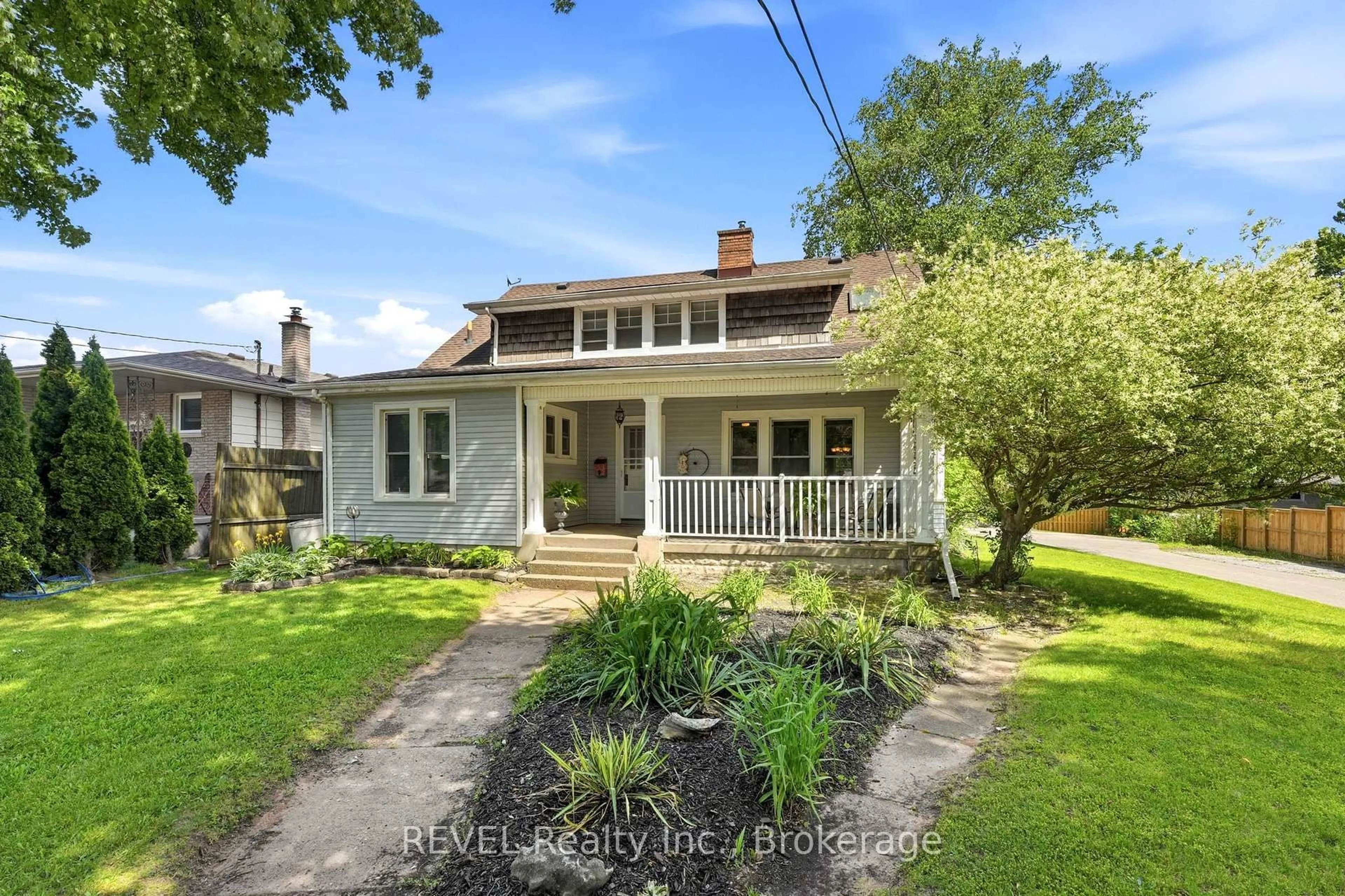A pic from outside/outdoor area/front of a property/back of a property/a pic from drone, street for 2732 Portage Rd, Niagara Falls Ontario L2J 2J3