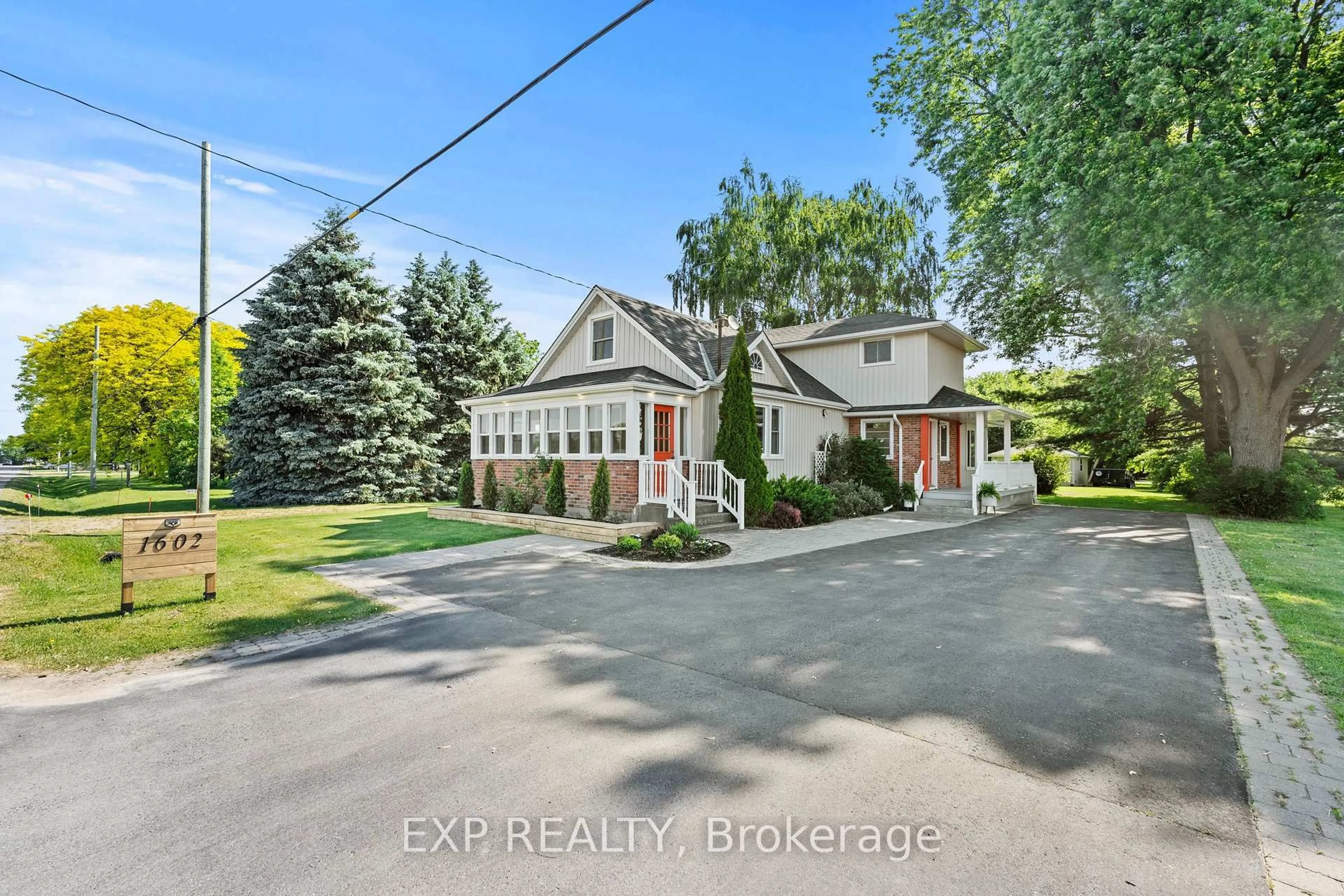 A pic from outside/outdoor area/front of a property/back of a property/a pic from drone, street for 1602 Third St, St. Catharines Ontario L2R 6P9