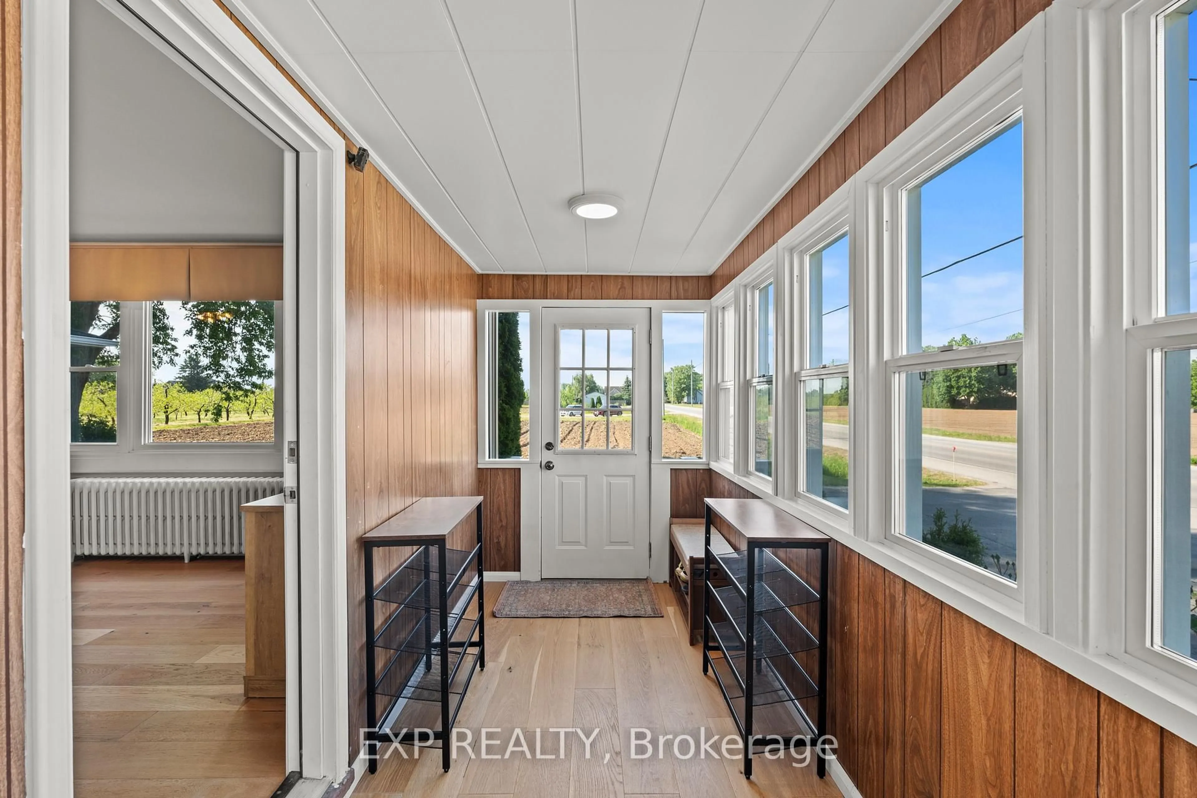 Indoor entryway for 1602 Third St, St. Catharines Ontario L2R 6P9