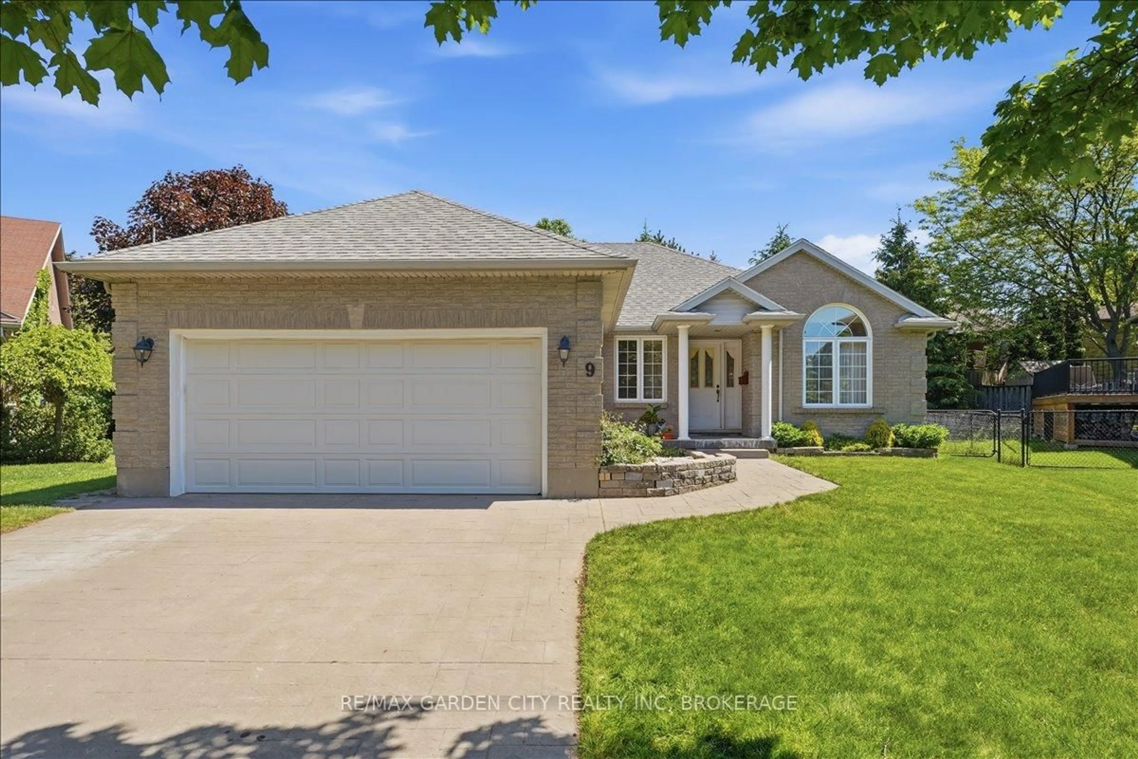Home with vinyl exterior material, street for 9 EVELYN Crt, Pelham Ontario L3E 0R7