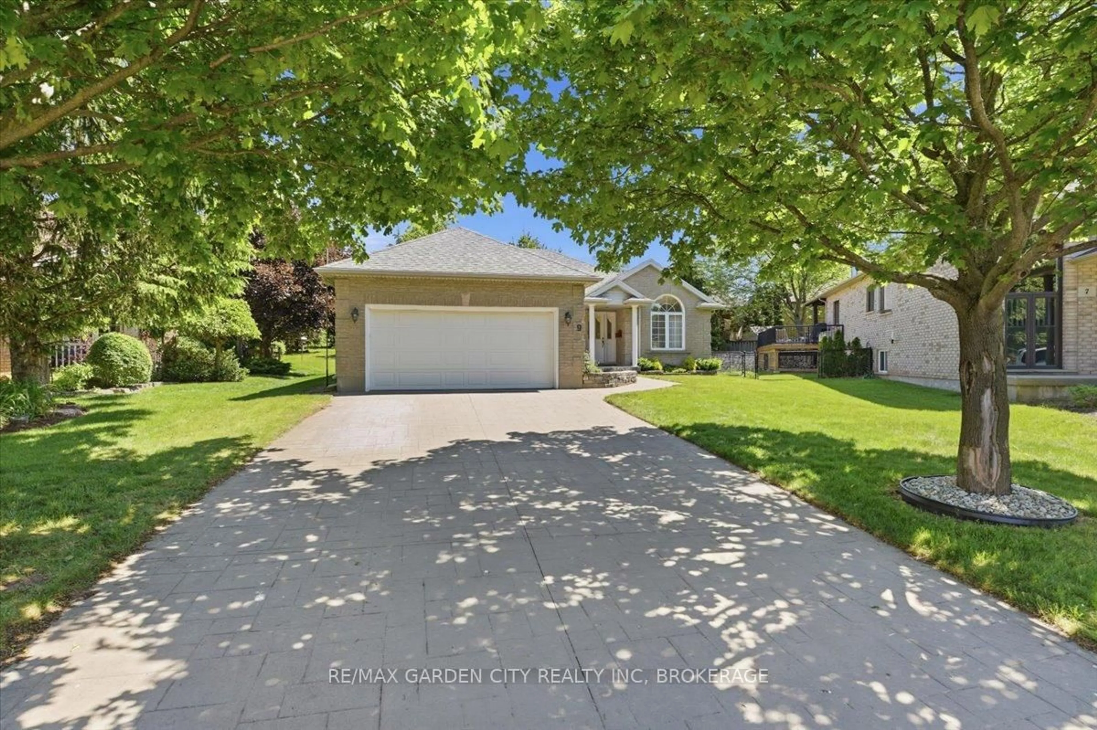 A pic from outside/outdoor area/front of a property/back of a property/a pic from drone, street for 9 EVELYN Crt, Pelham Ontario L3E 0R7