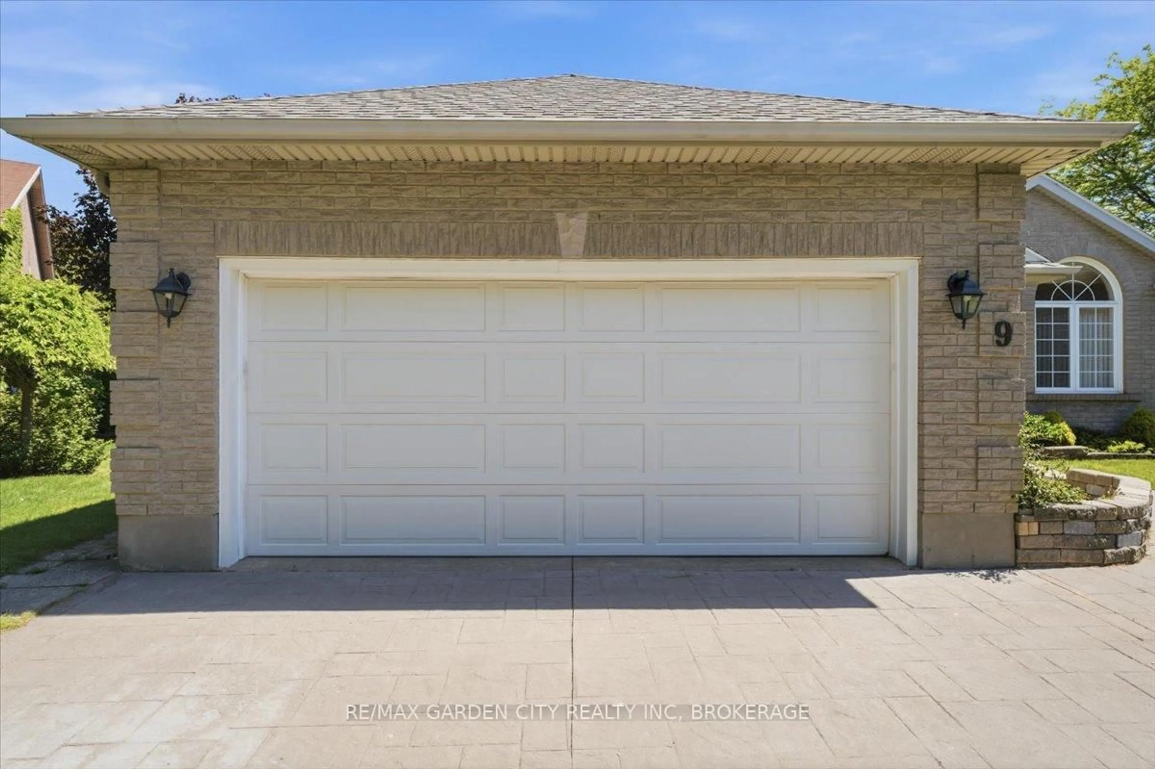 Indoor garage for 9 EVELYN Crt, Pelham Ontario L3E 0R7