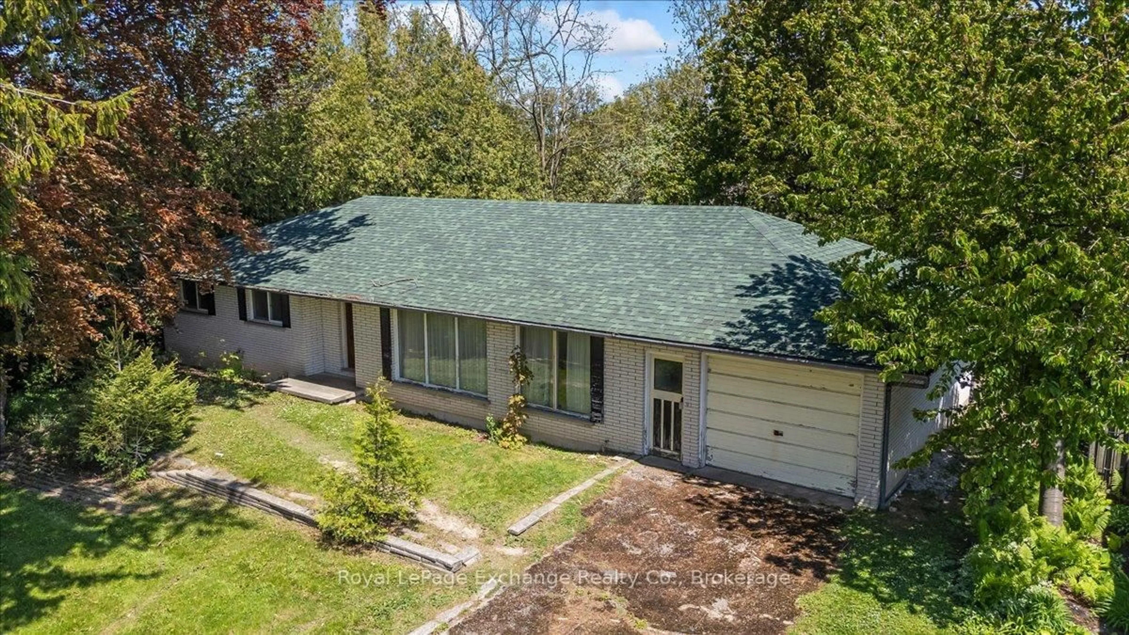 A pic from outside/outdoor area/front of a property/back of a property/a pic from drone, unknown for 167 Nelson St, Kincardine Ontario N2Z 1C4