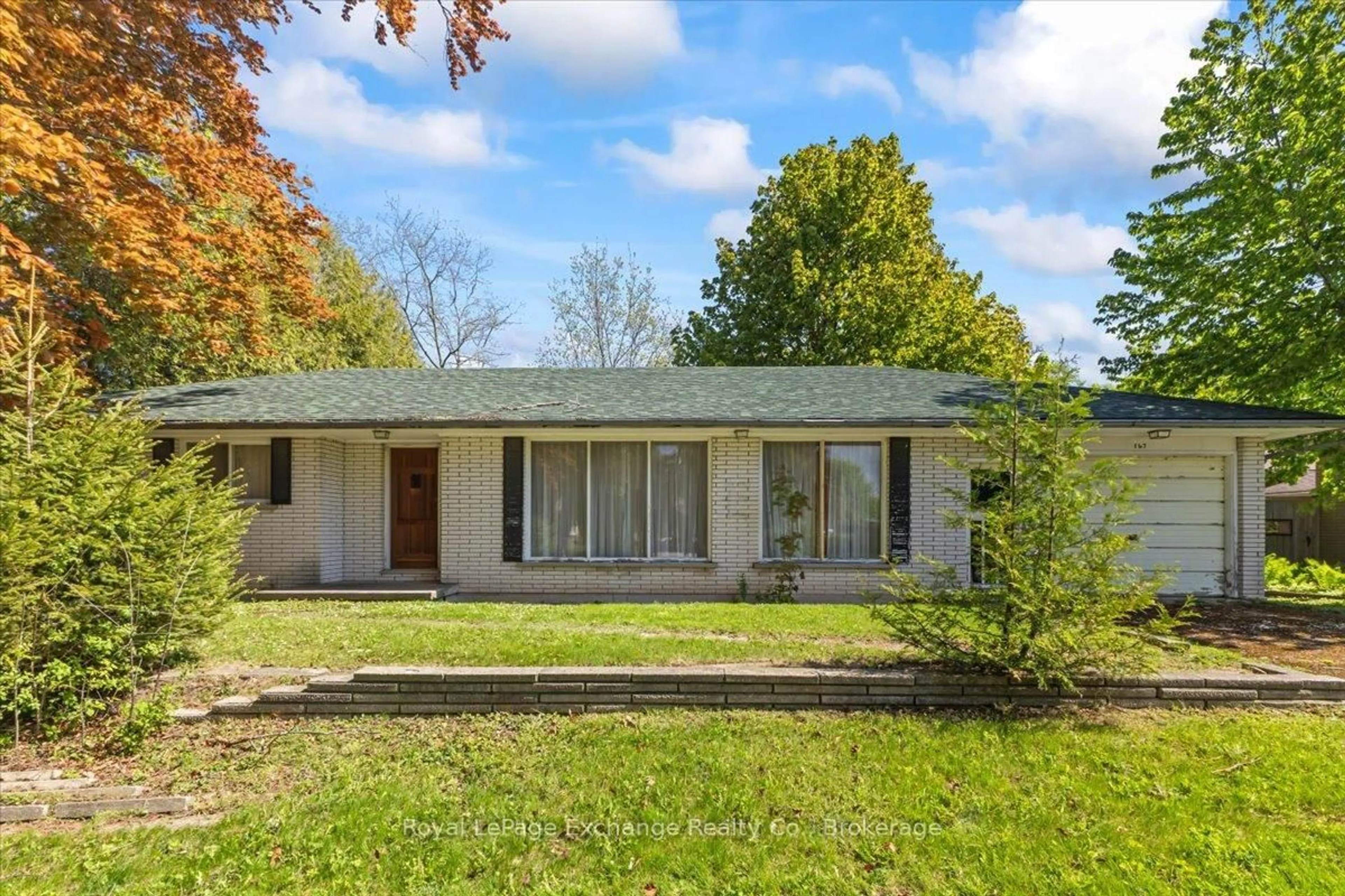 A pic from outside/outdoor area/front of a property/back of a property/a pic from drone, street for 167 Nelson St, Kincardine Ontario N2Z 1C4