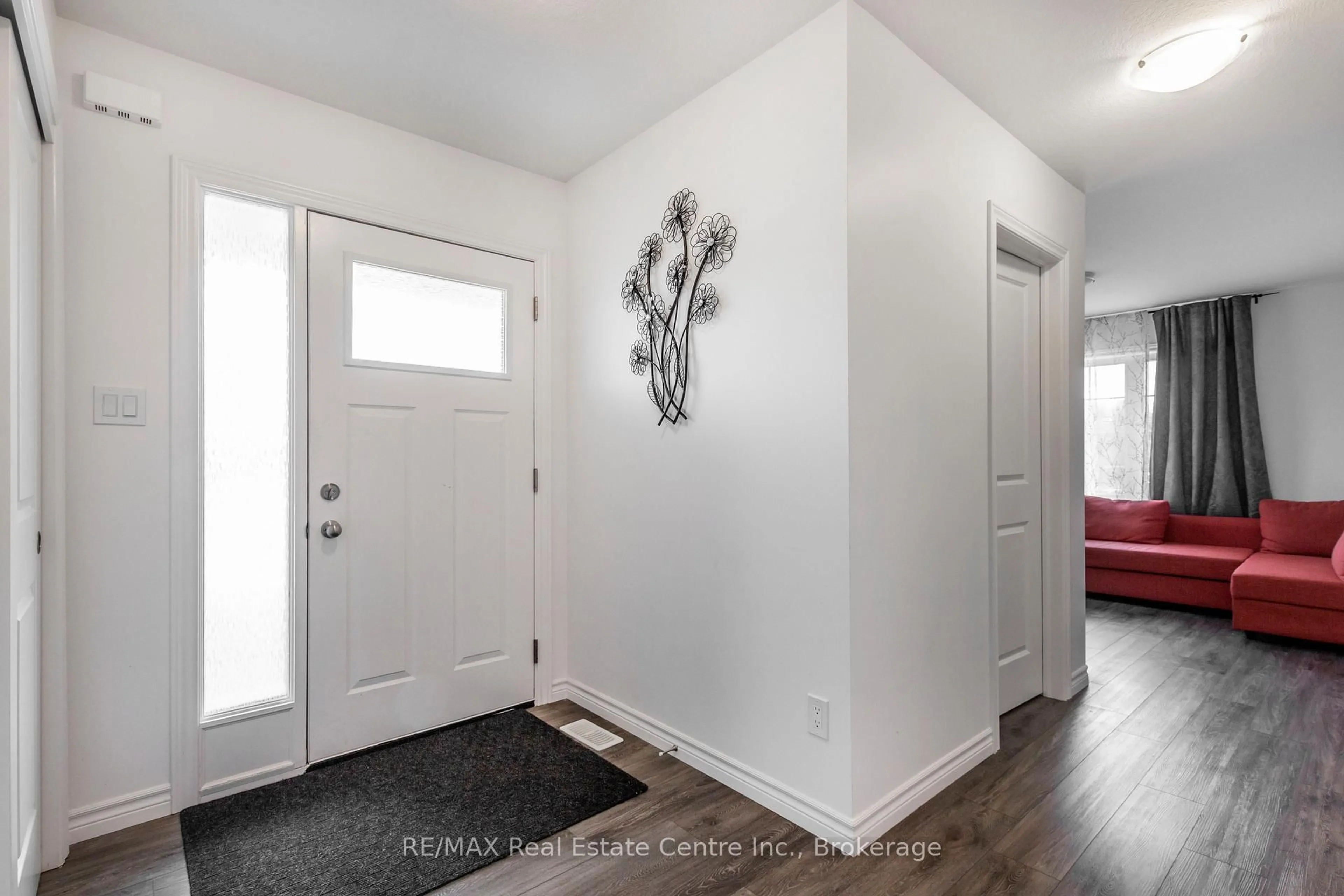 Indoor entryway for 1 West Mill St #1, North Dumfries Ontario N0B 1E0