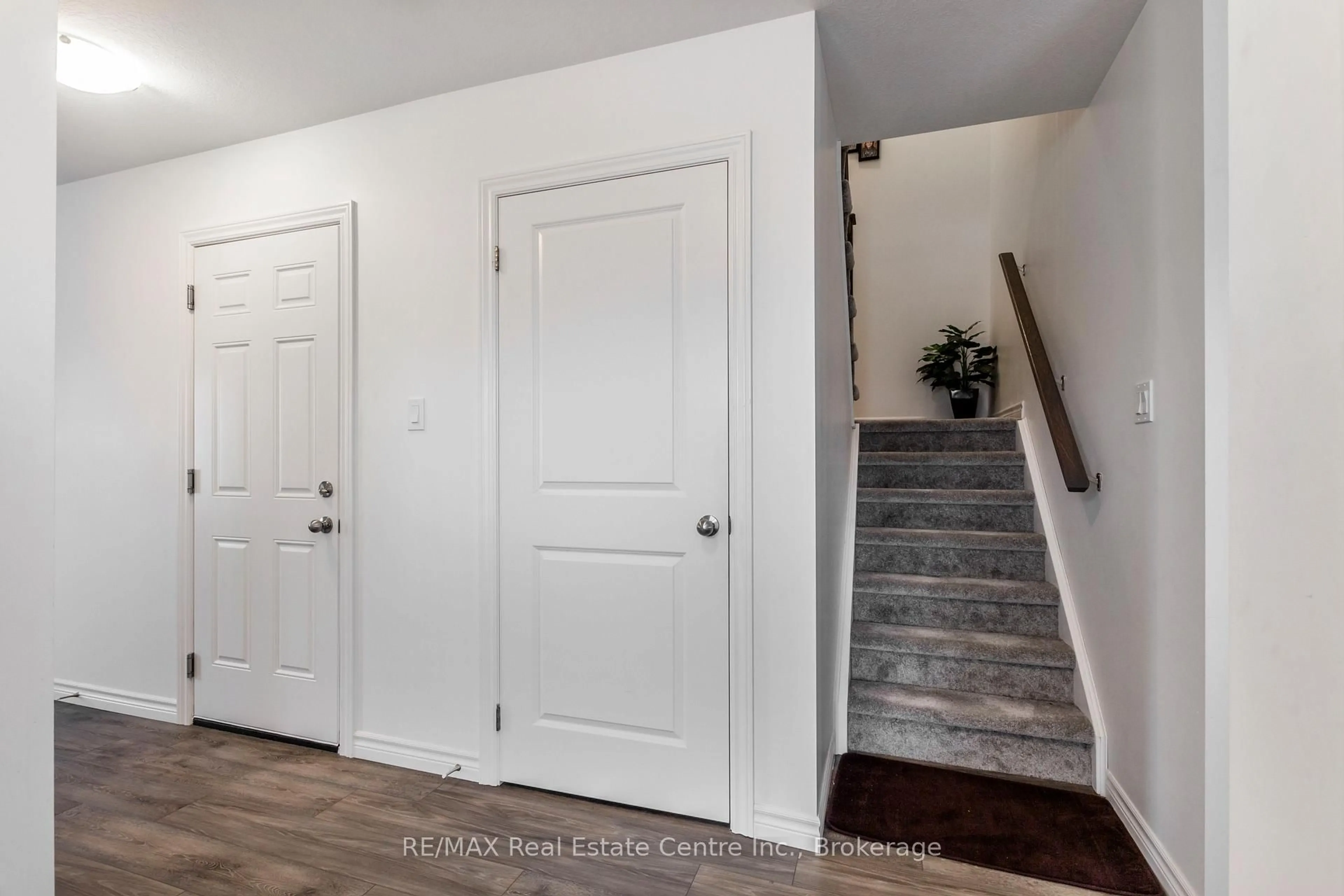 Indoor entryway for 1 West Mill St #1, North Dumfries Ontario N0B 1E0