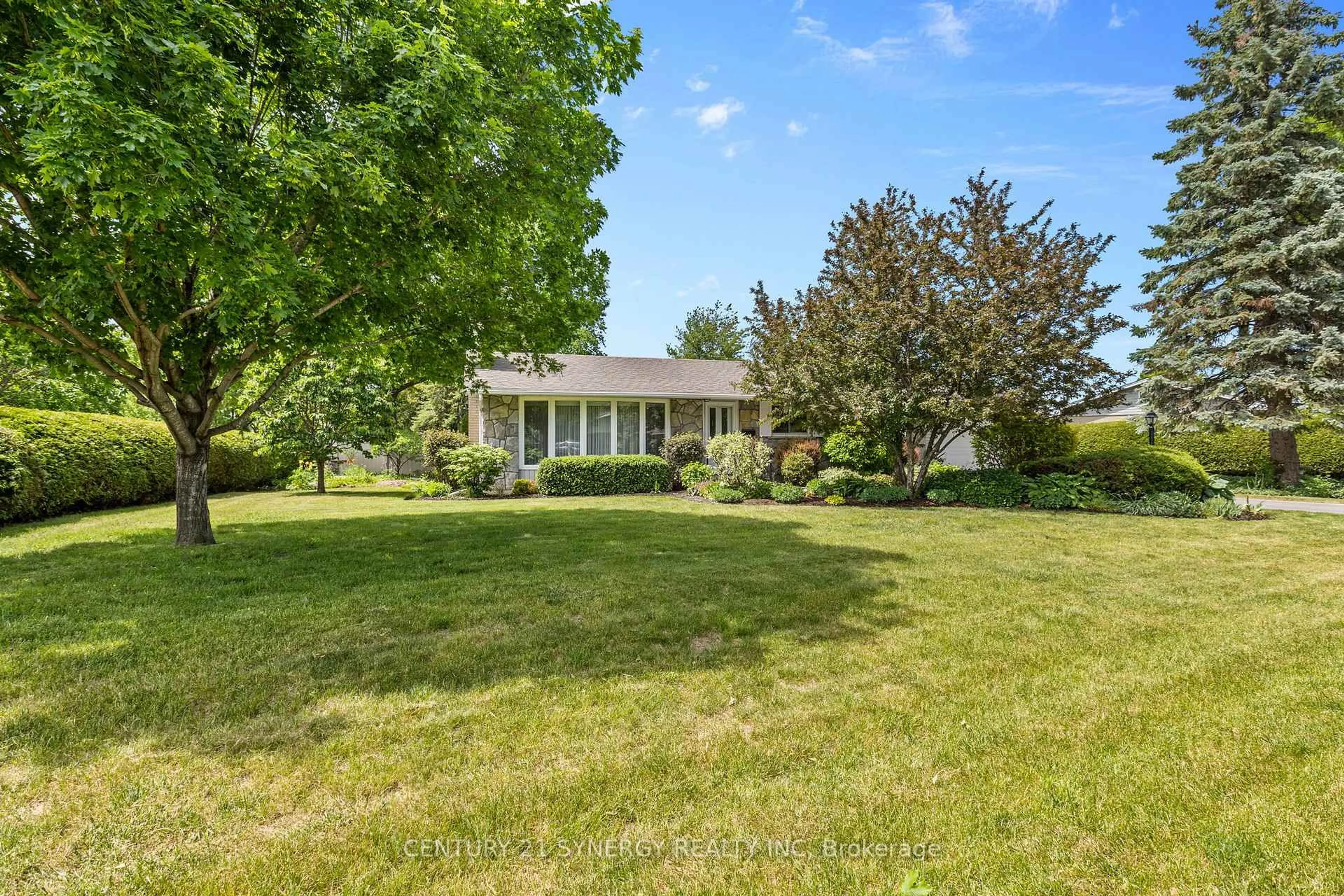 A pic from outside/outdoor area/front of a property/back of a property/a pic from drone, unknown for 3 Auburn St, Ottawa Ontario K2H 6L7