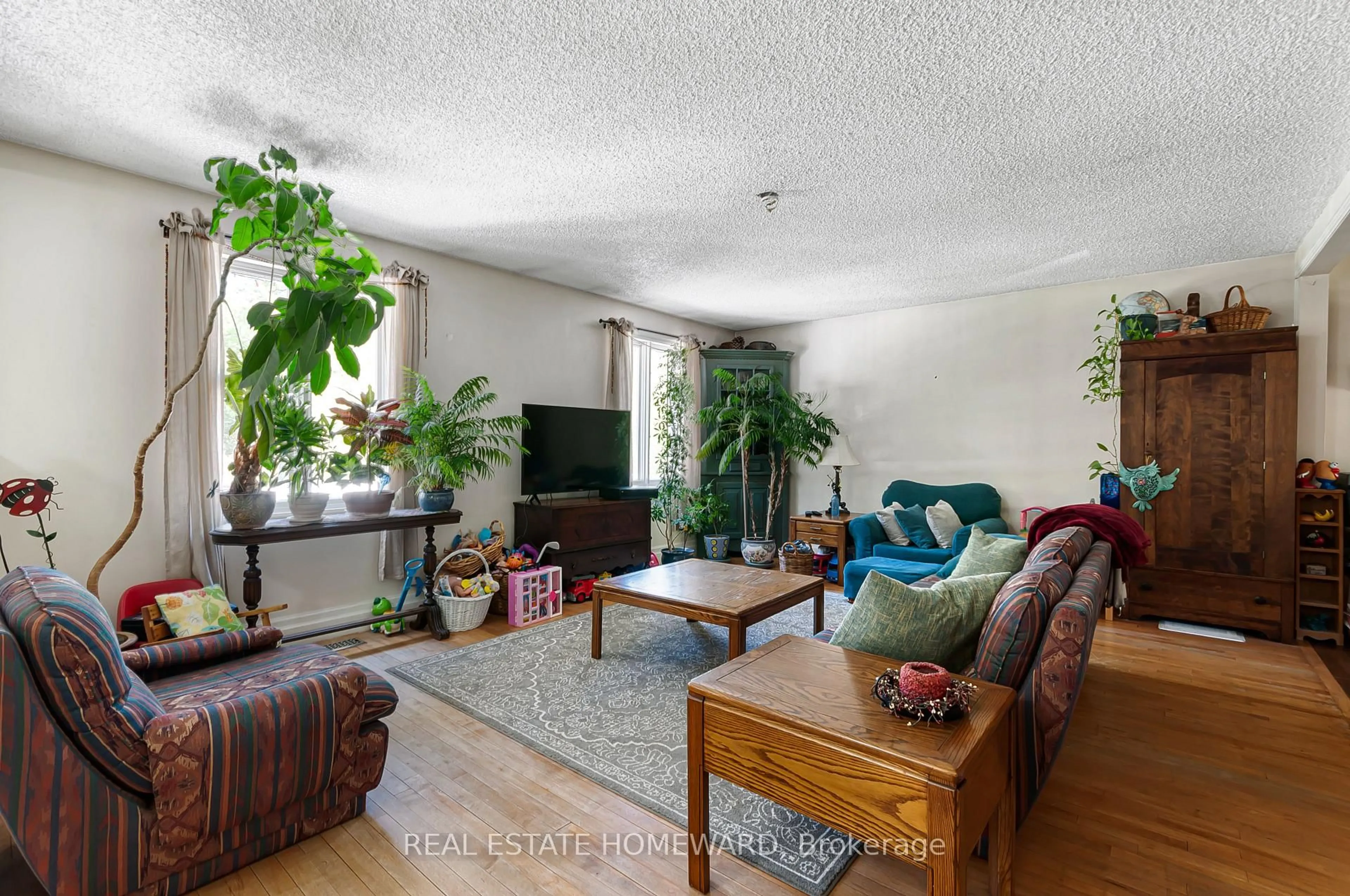 Living room with furniture, unknown for 2928 118 Highway, Bracebridge Ontario P1P 1R3