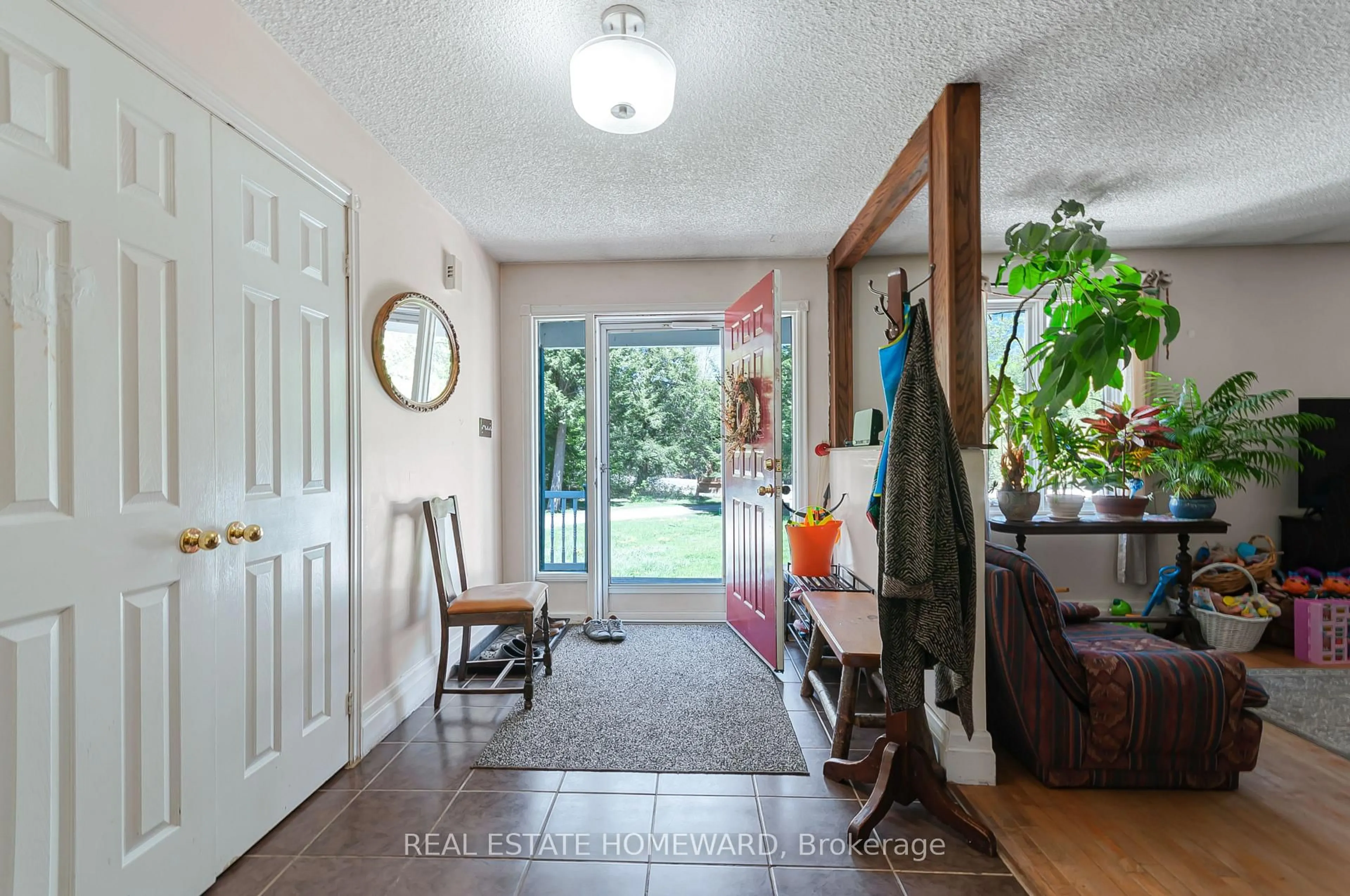 Indoor entryway for 2928 118 Highway, Bracebridge Ontario P1P 1R3