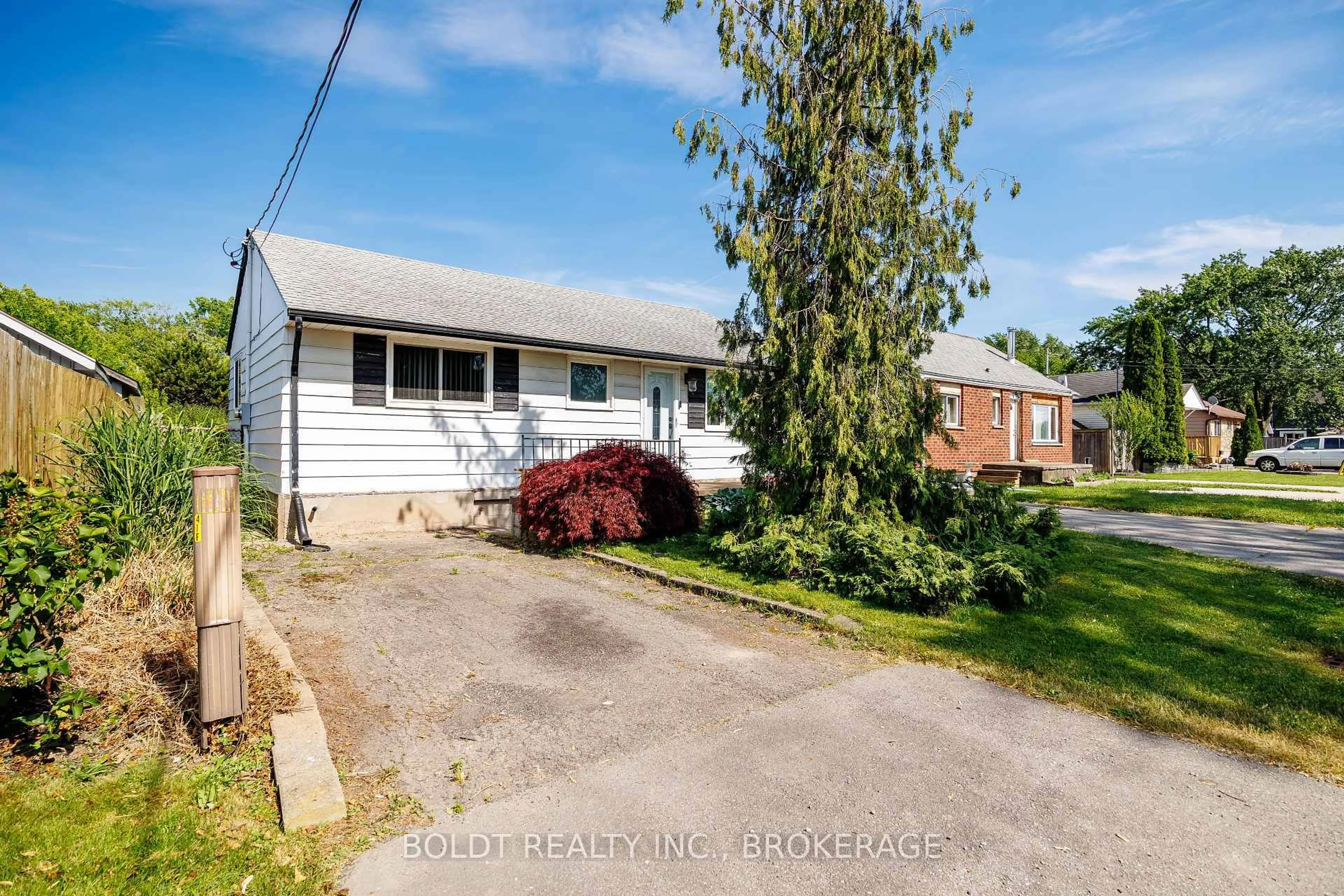 A pic from outside/outdoor area/front of a property/back of a property/a pic from drone, street for 41 Ferndale Ave, St. Catharines Ontario L2P 1V9