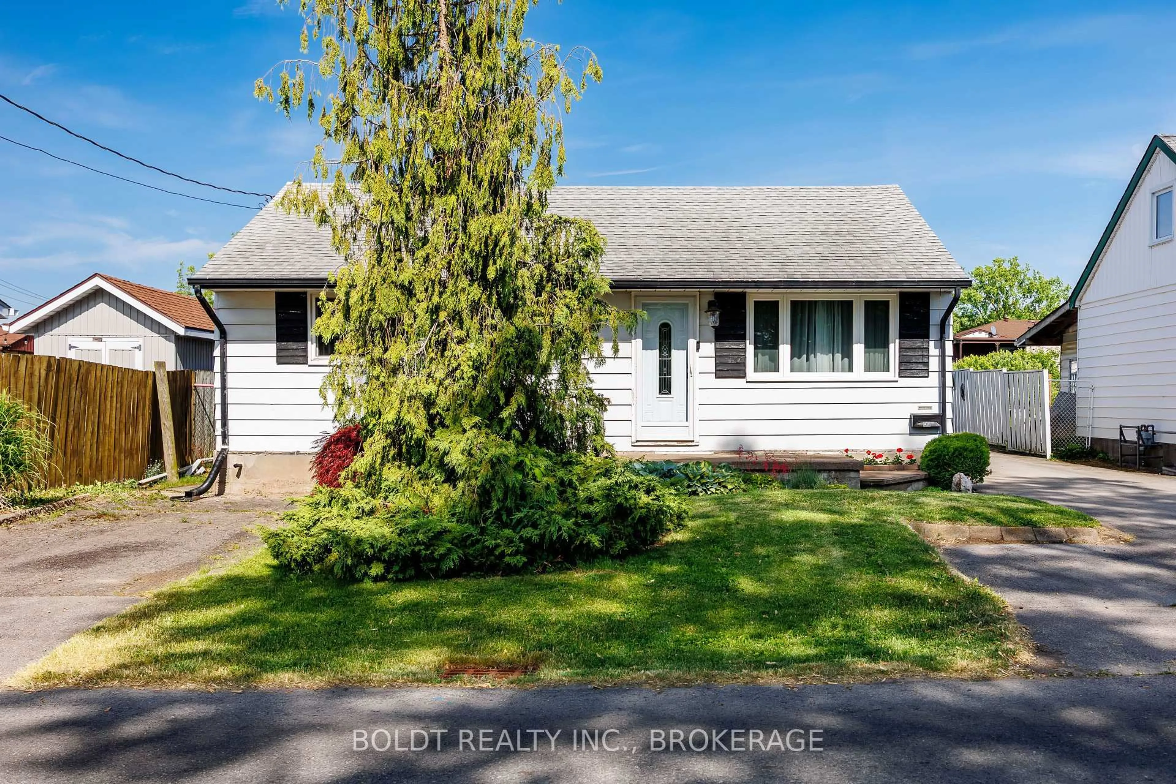 A pic from outside/outdoor area/front of a property/back of a property/a pic from drone, street for 41 Ferndale Ave, St. Catharines Ontario L2P 1V9