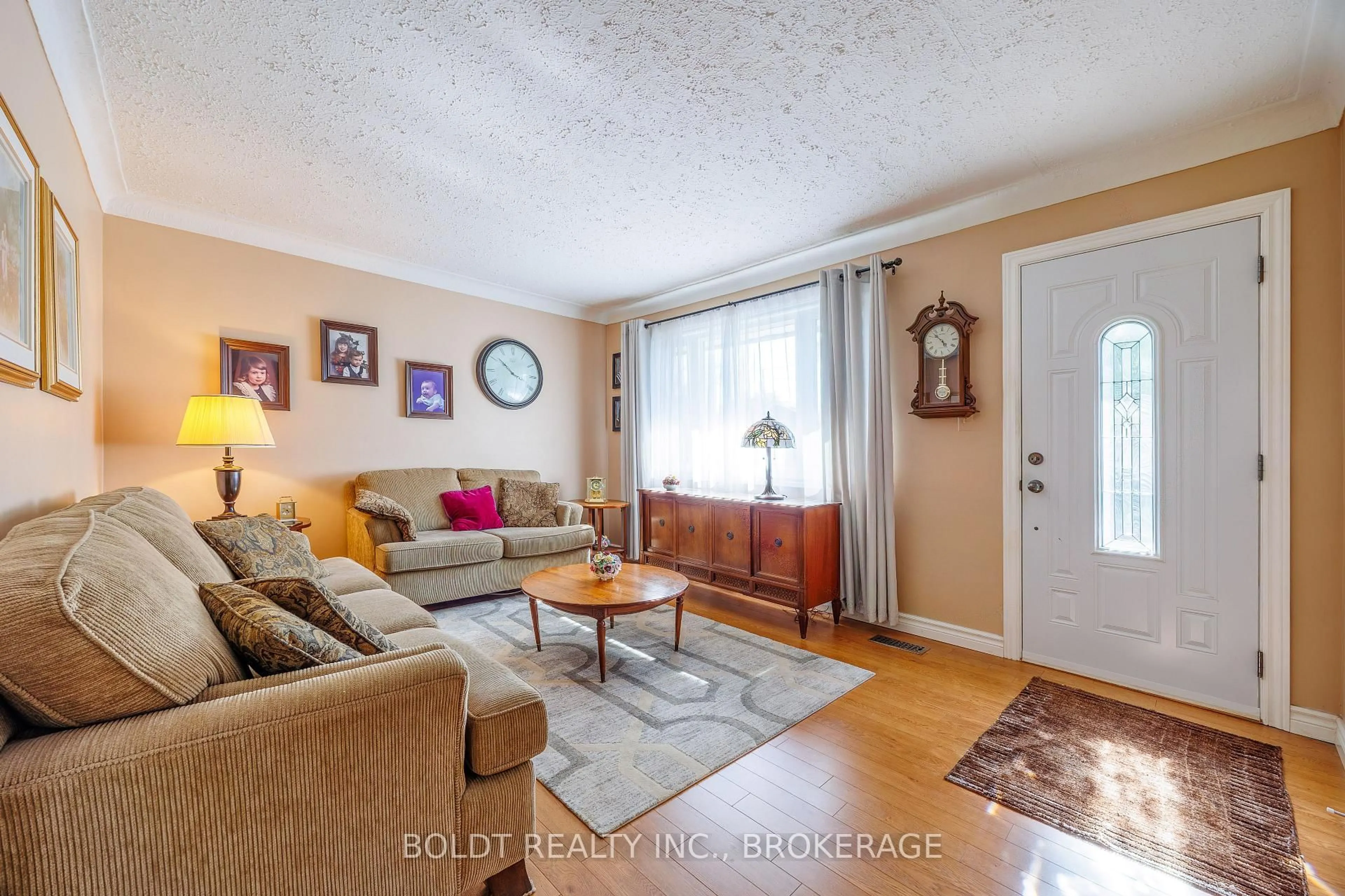 Living room with furniture, unknown for 41 Ferndale Ave, St. Catharines Ontario L2P 1V9