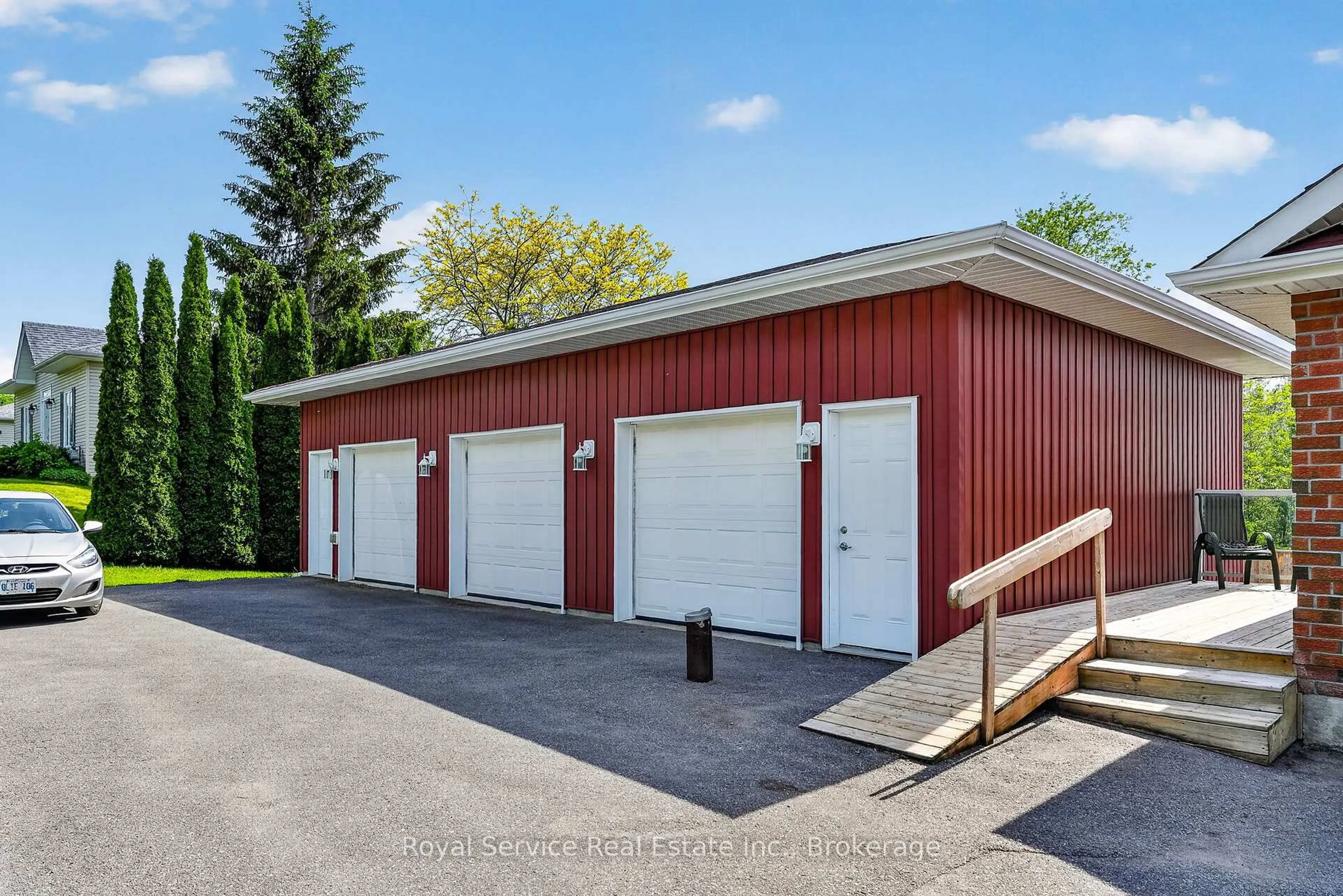 Indoor garage for 15 Sunset Dr, Hamilton Township Ontario K9A 4J7