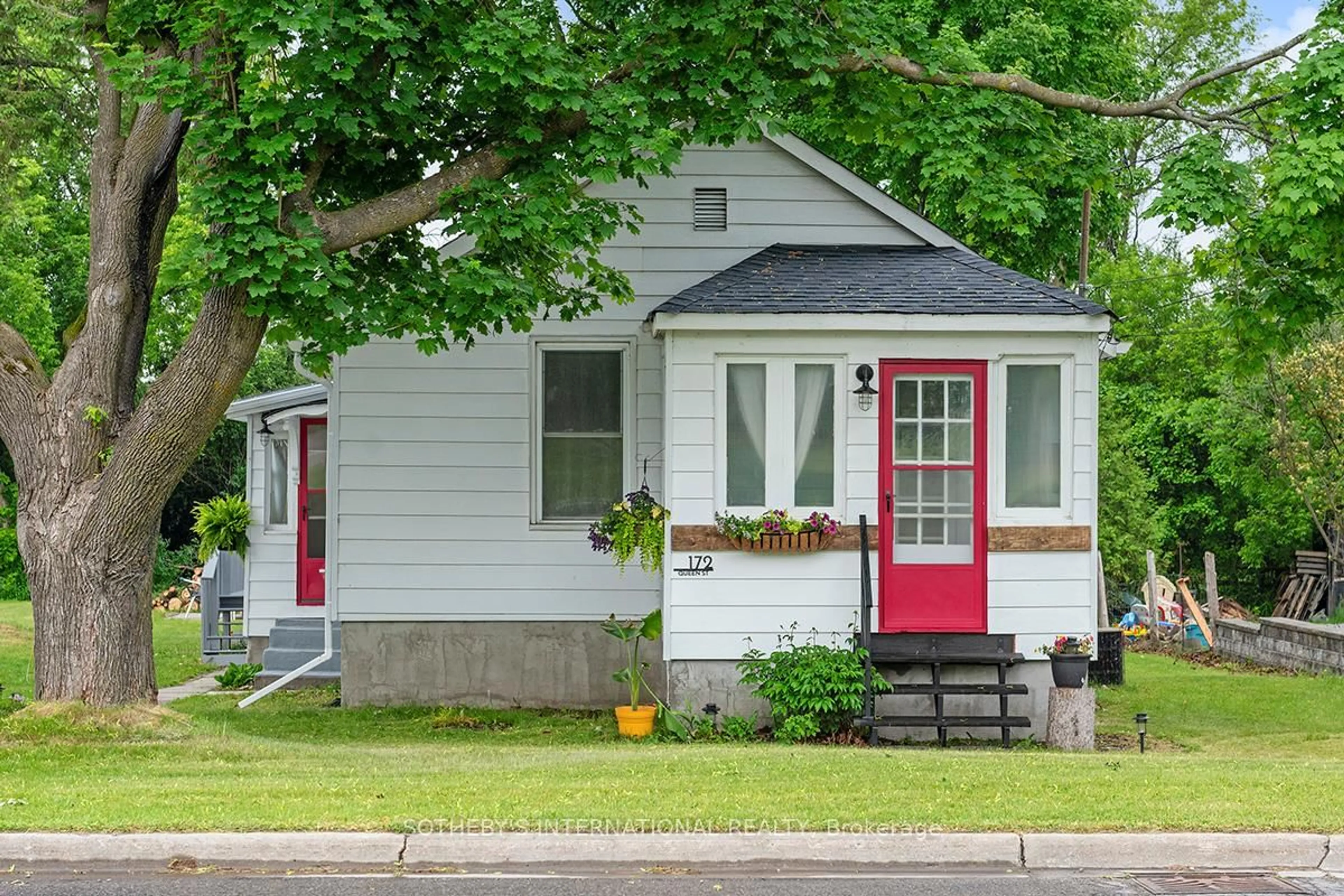 Home with vinyl exterior material, street for 172 Queen St, Smiths Falls Ontario K7A 5B8