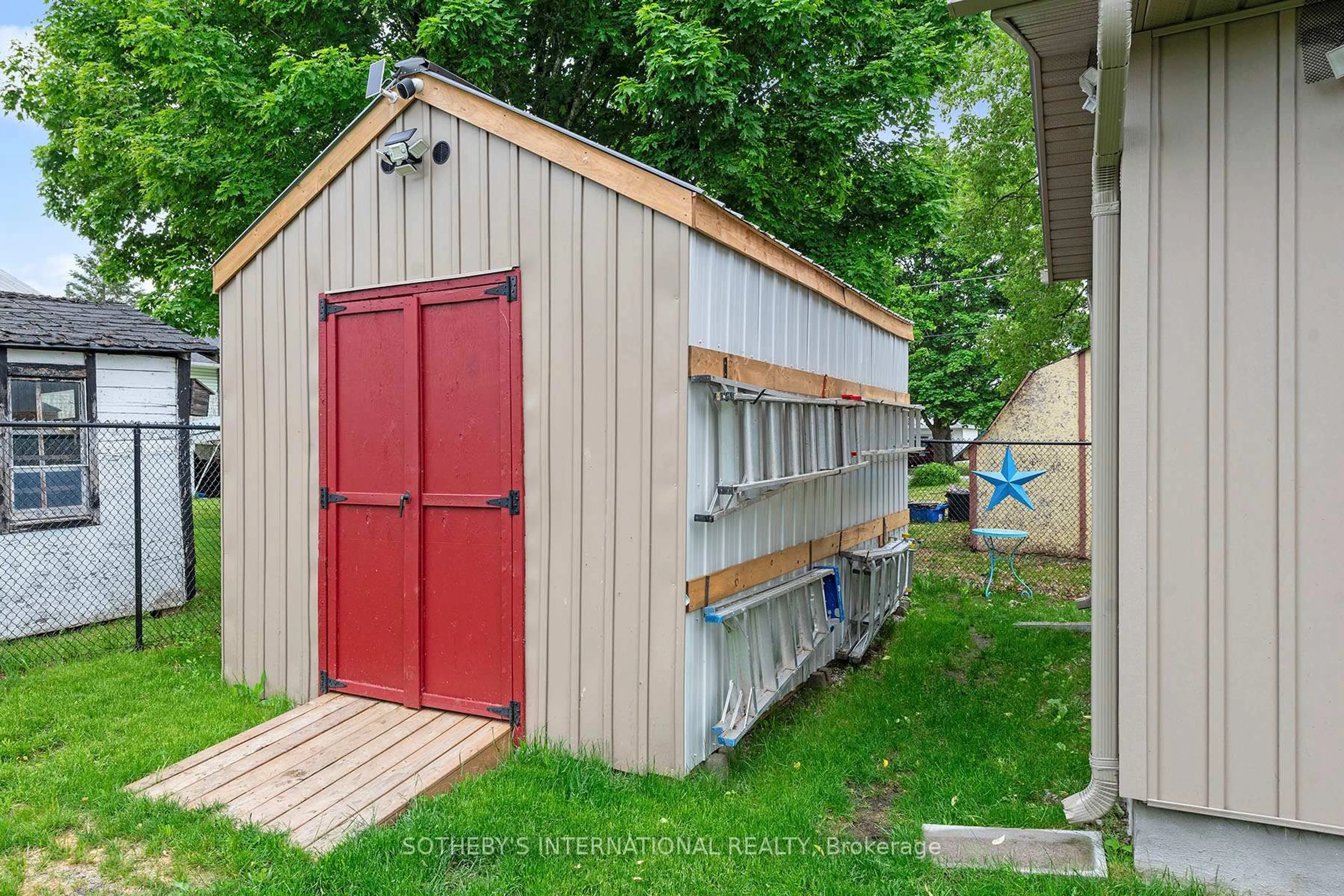 Shed for 21 Alice St, Smiths Falls Ontario K7A 2W1