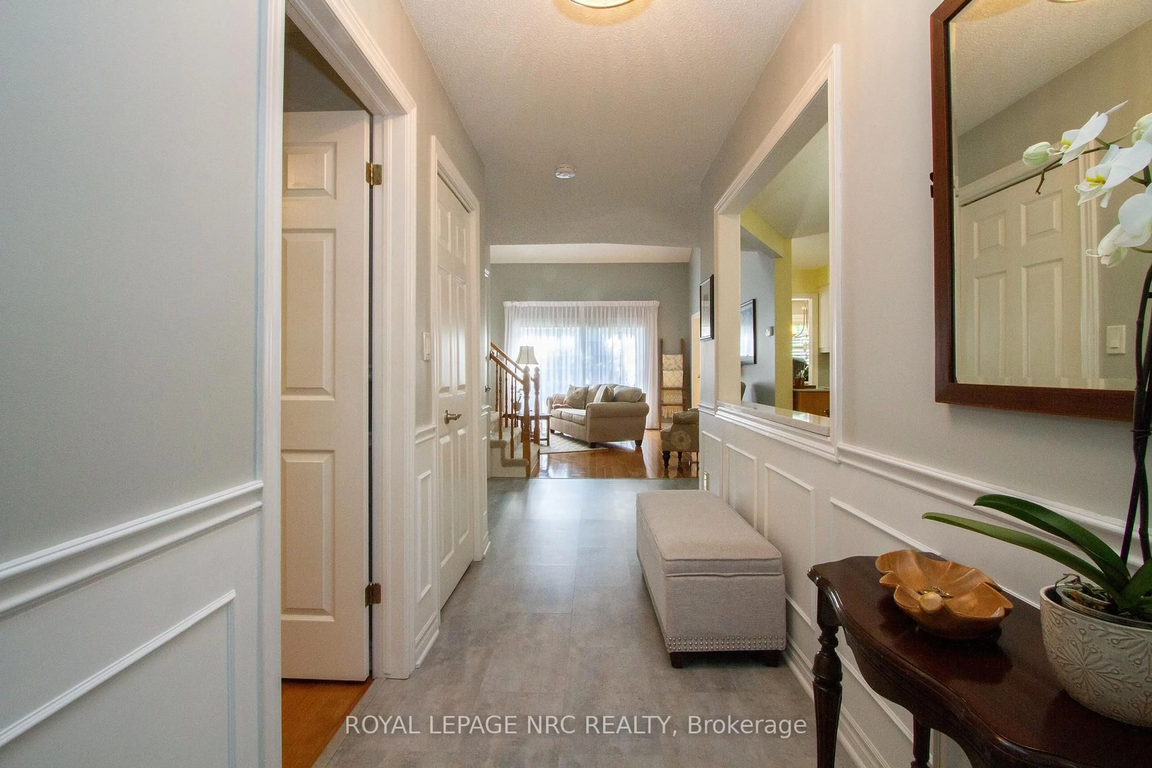 Indoor entryway for 141 Welland Vale Rd #18, St. Catharines Ontario L2S 3S7
