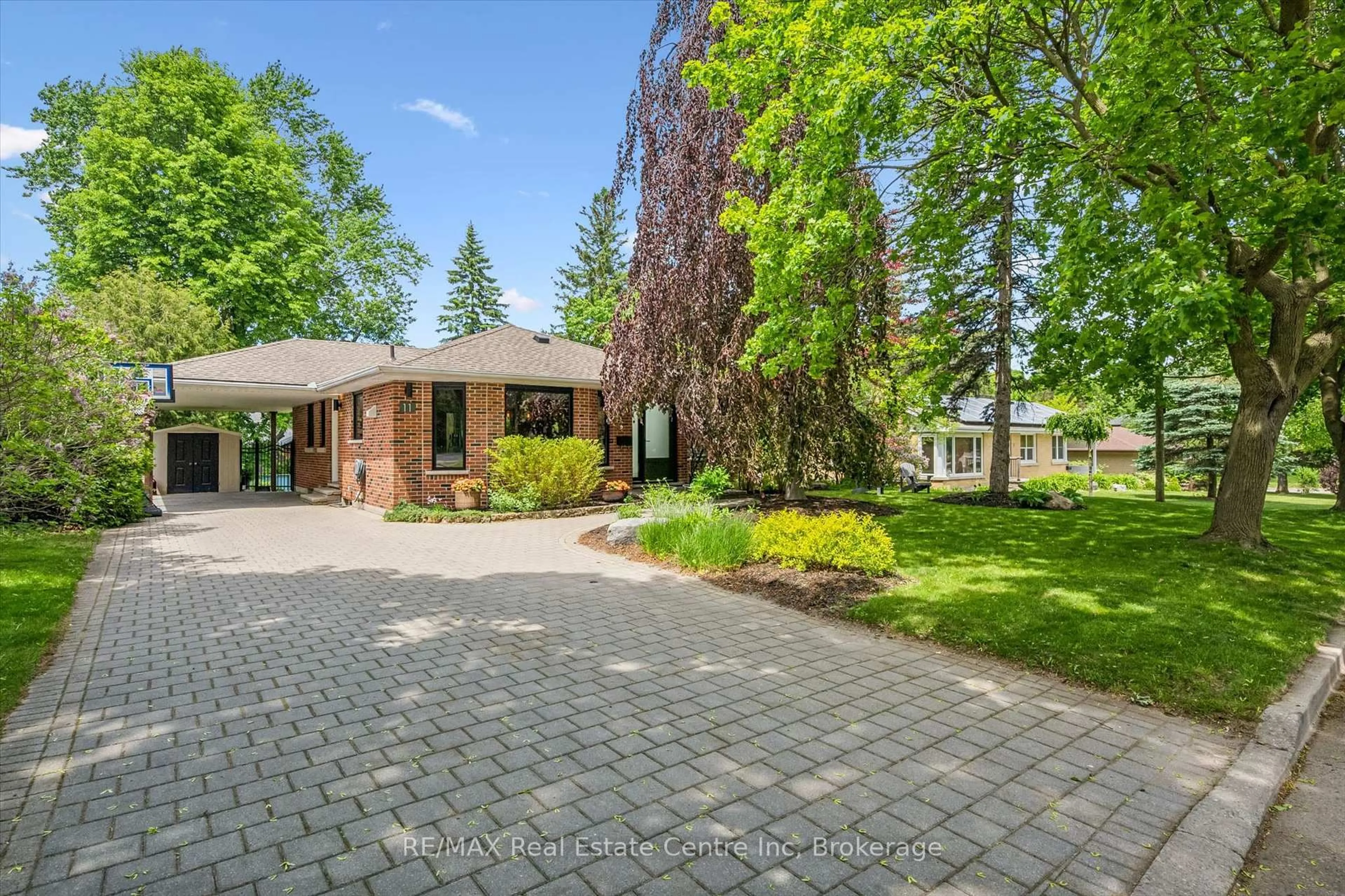 A pic from outside/outdoor area/front of a property/back of a property/a pic from drone, street for 11 Floral Dr, Guelph Ontario N1G 1R2