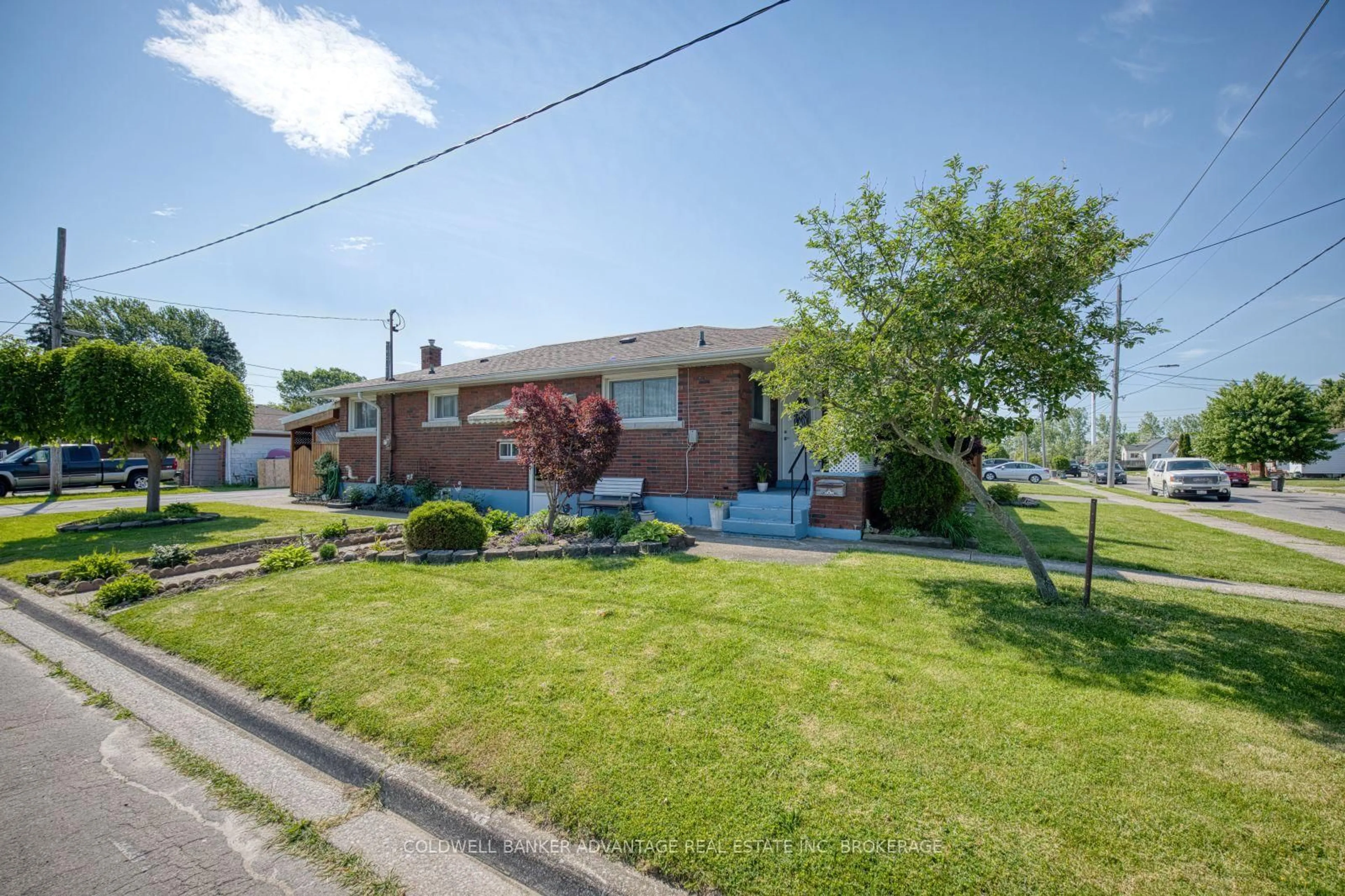 A pic from outside/outdoor area/front of a property/back of a property/a pic from drone, street for 813 Harriet St, Welland Ontario L3B 2J5