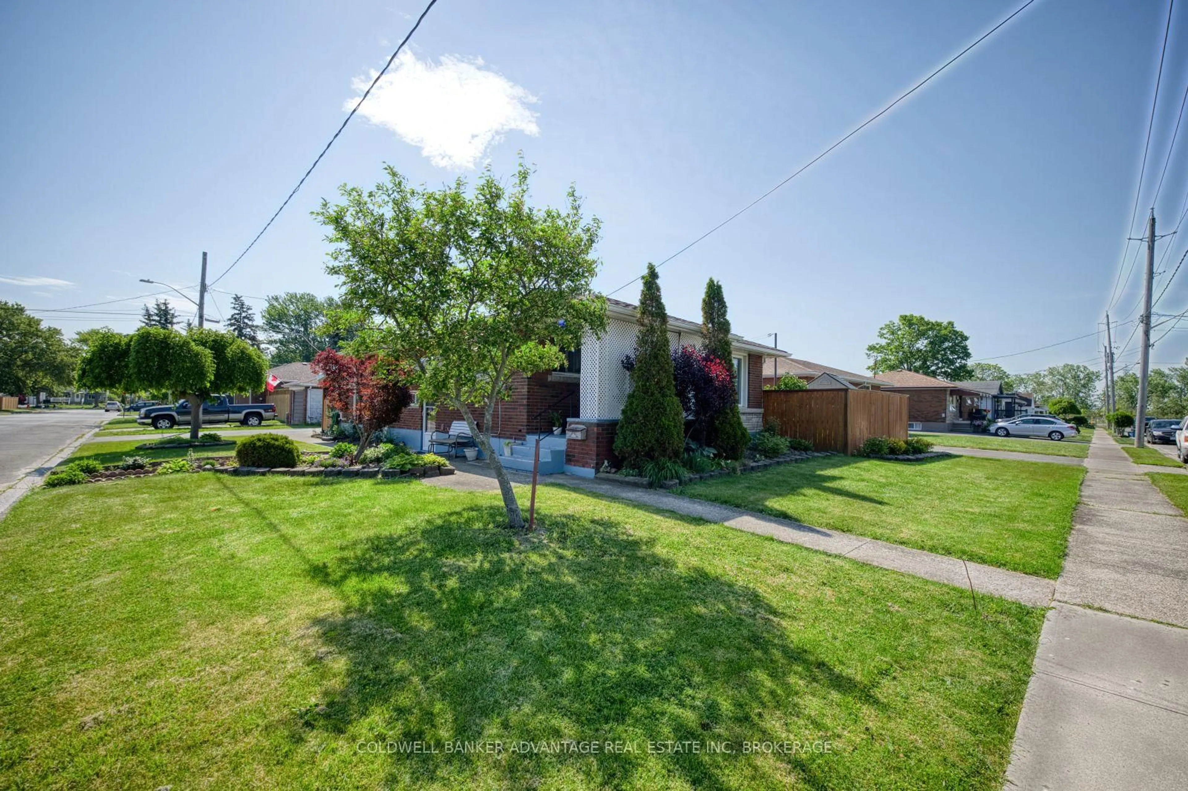 A pic from outside/outdoor area/front of a property/back of a property/a pic from drone, street for 813 Harriet St, Welland Ontario L3B 2J5