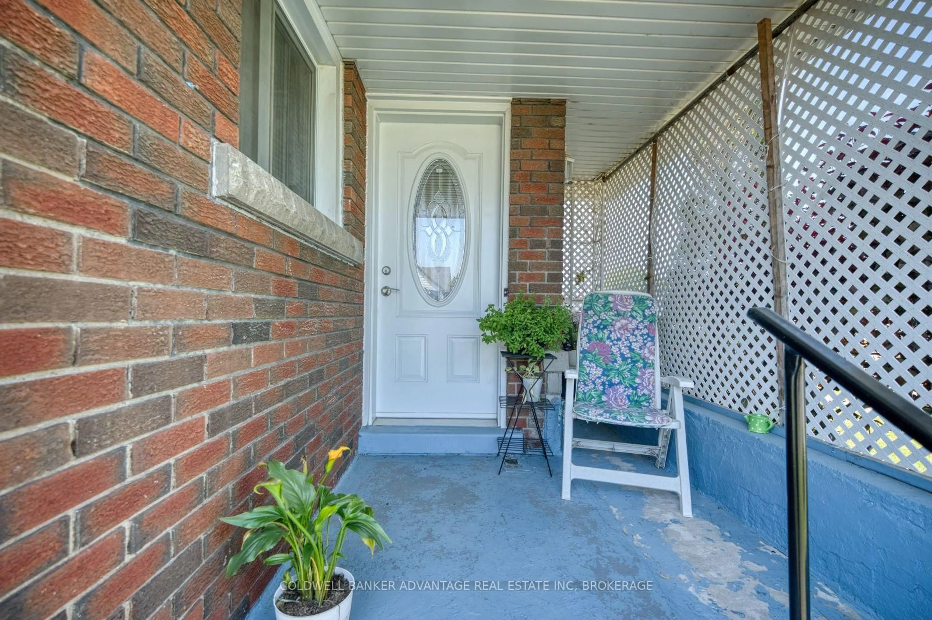 Indoor entryway for 813 Harriet St, Welland Ontario L3B 2J5
