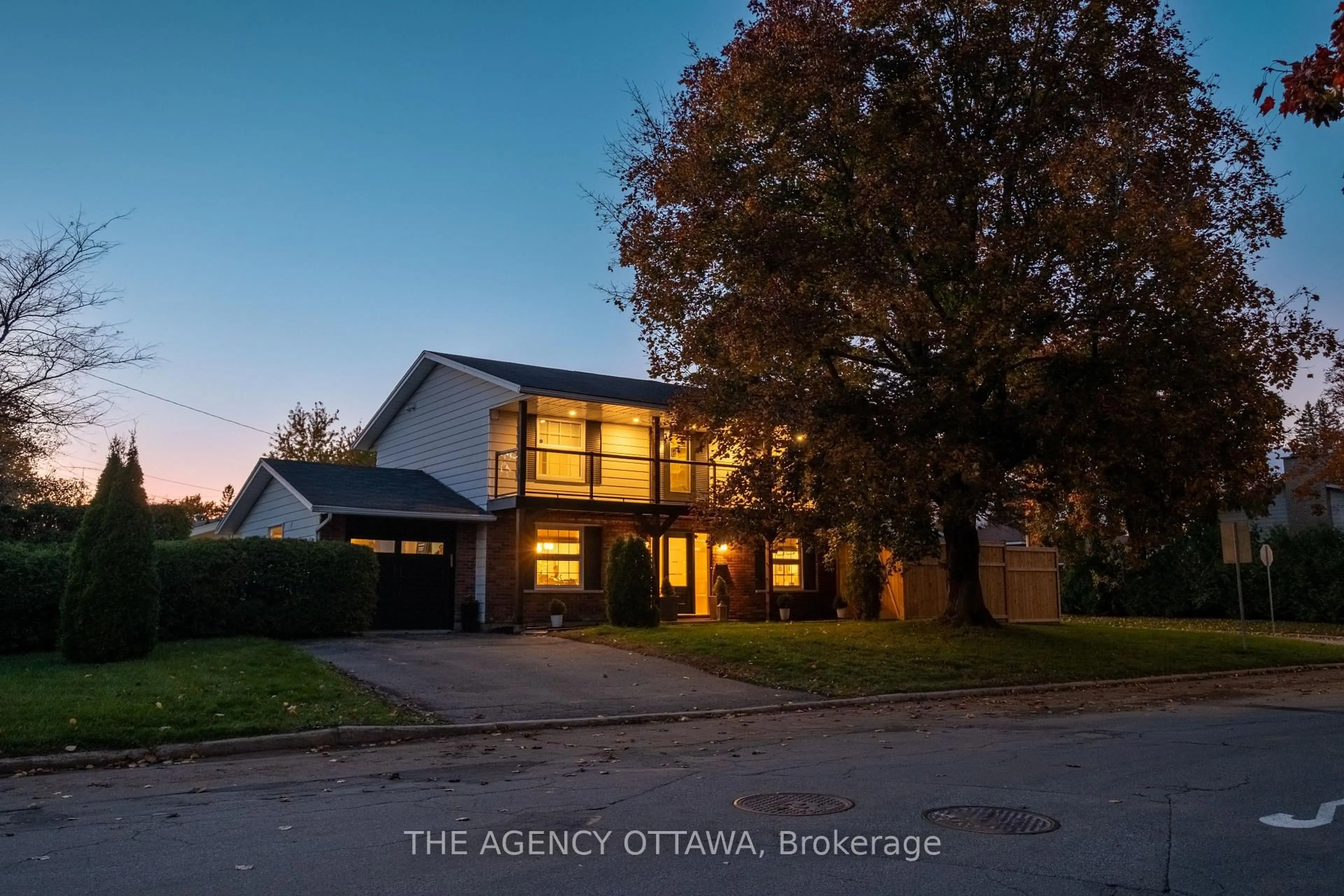 A pic from outside/outdoor area/front of a property/back of a property/a pic from drone, street for 2184 Delmar Dr, Ottawa Ontario K1H 5R5