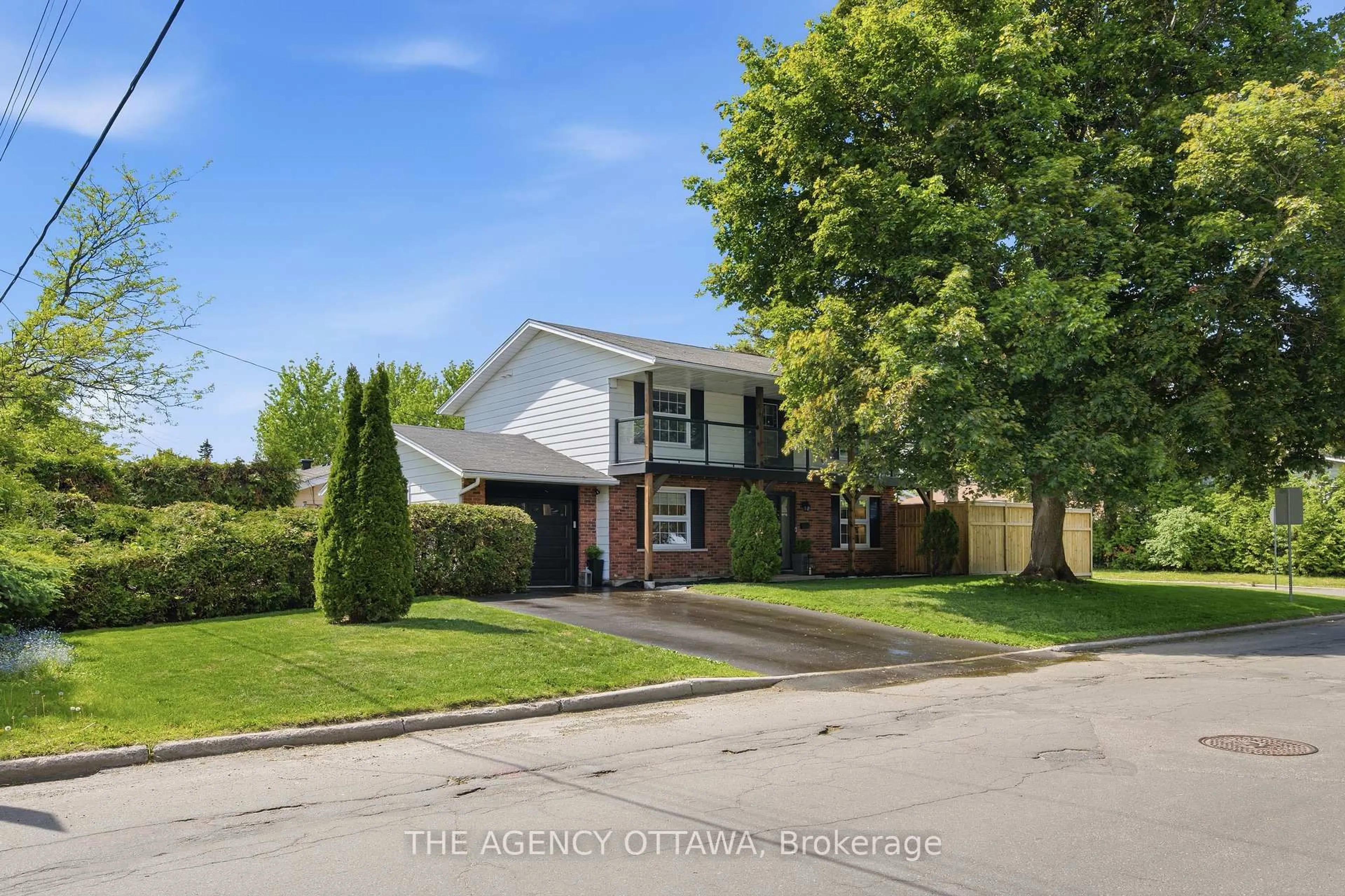 A pic from outside/outdoor area/front of a property/back of a property/a pic from drone, street for 2184 Delmar Dr, Ottawa Ontario K1H 5R5