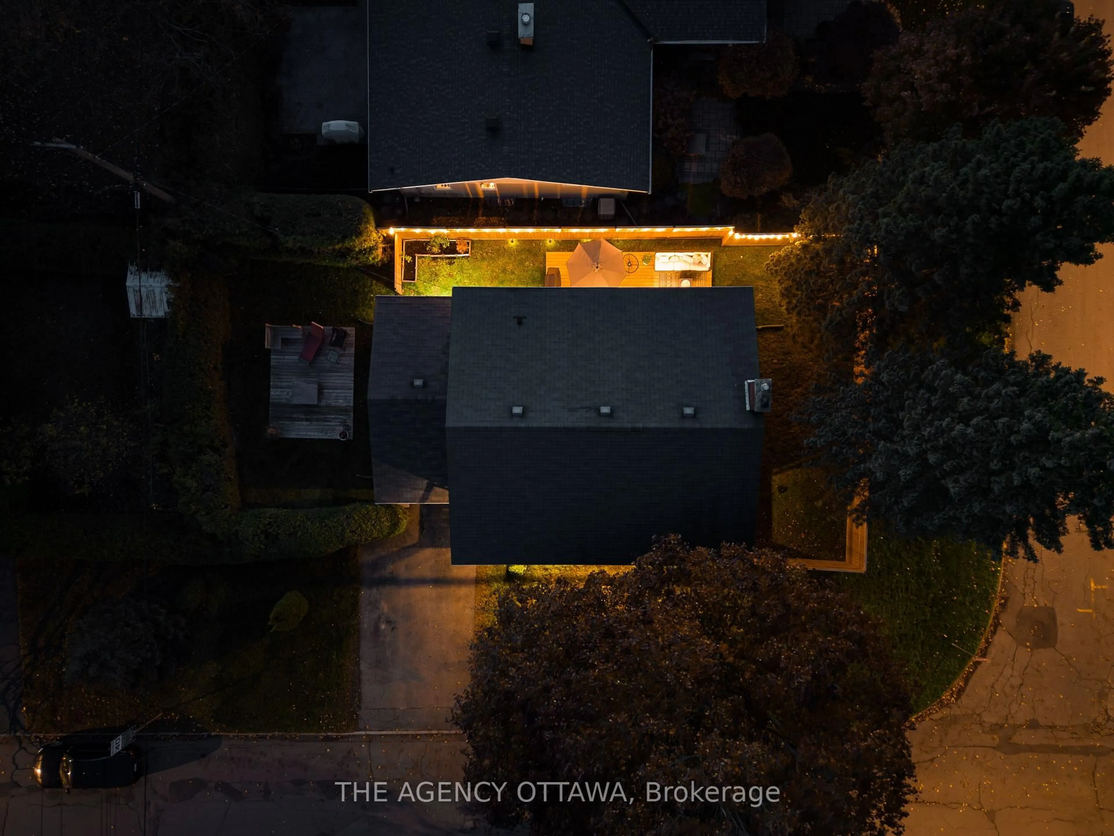 A pic from outside/outdoor area/front of a property/back of a property/a pic from drone, street for 2184 Delmar Dr, Ottawa Ontario K1H 5R5