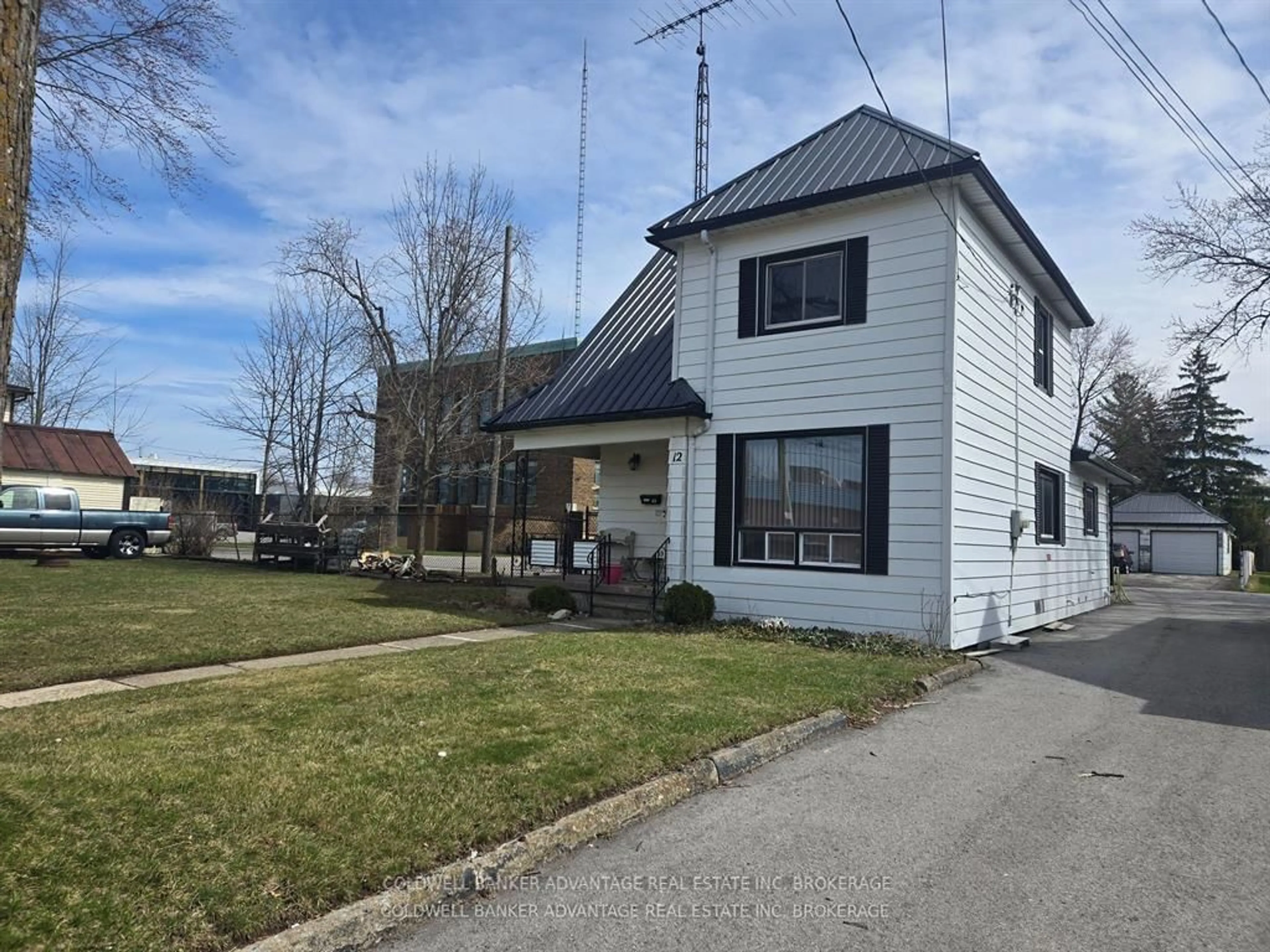 A pic from outside/outdoor area/front of a property/back of a property/a pic from drone, street for 12 EMPIRE St, Welland Ontario L3B 2L2