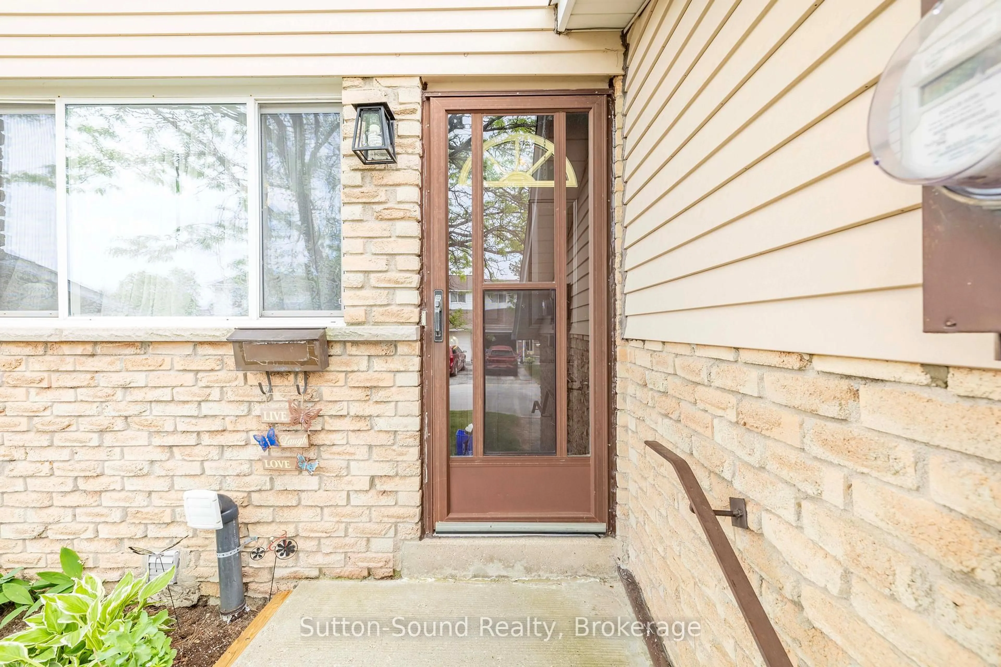 Indoor entryway for 82 Laurie Cres #82, Owen Sound Ontario N4K 6C3