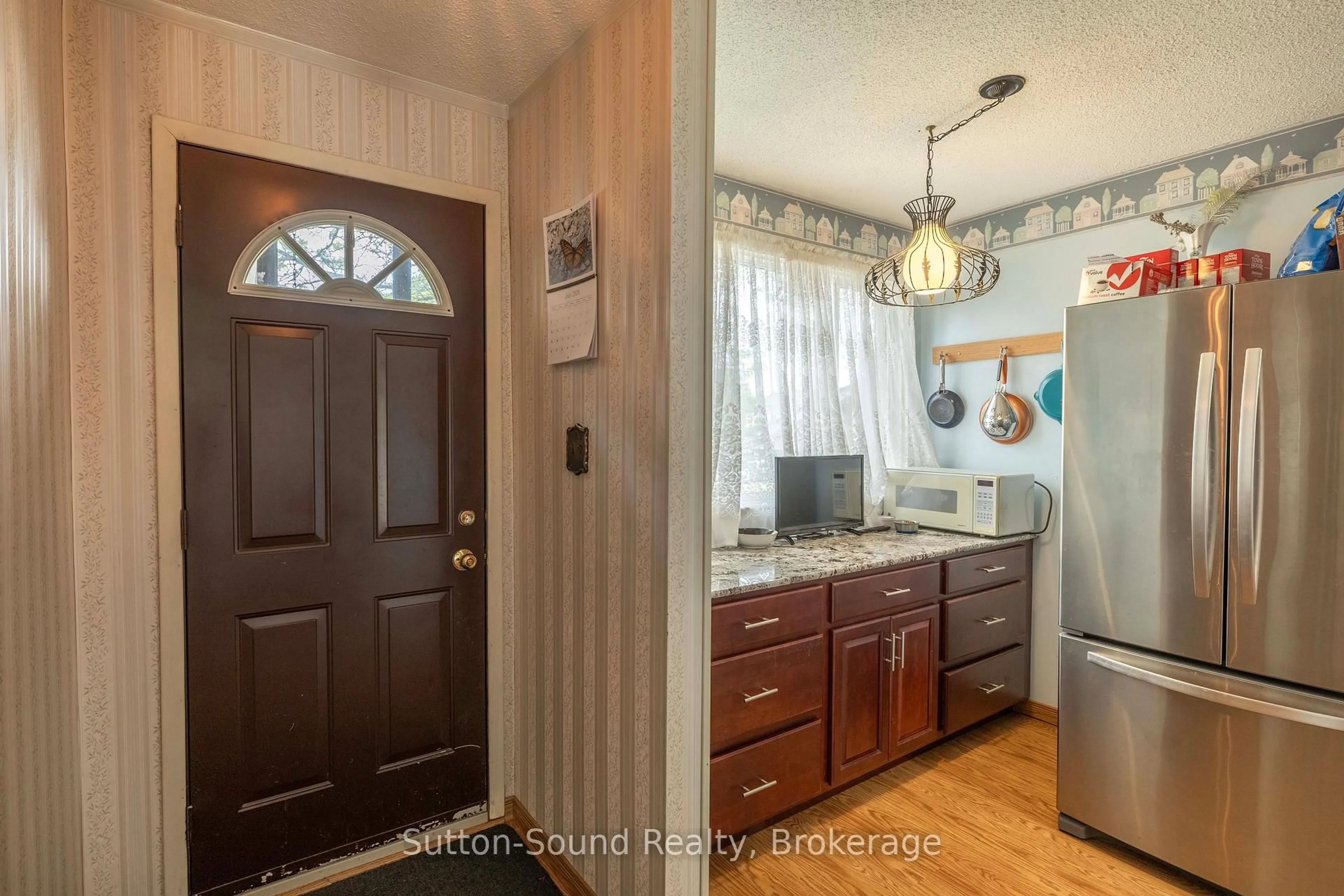 Indoor entryway for 82 Laurie Cres #82, Owen Sound Ontario N4K 6C3