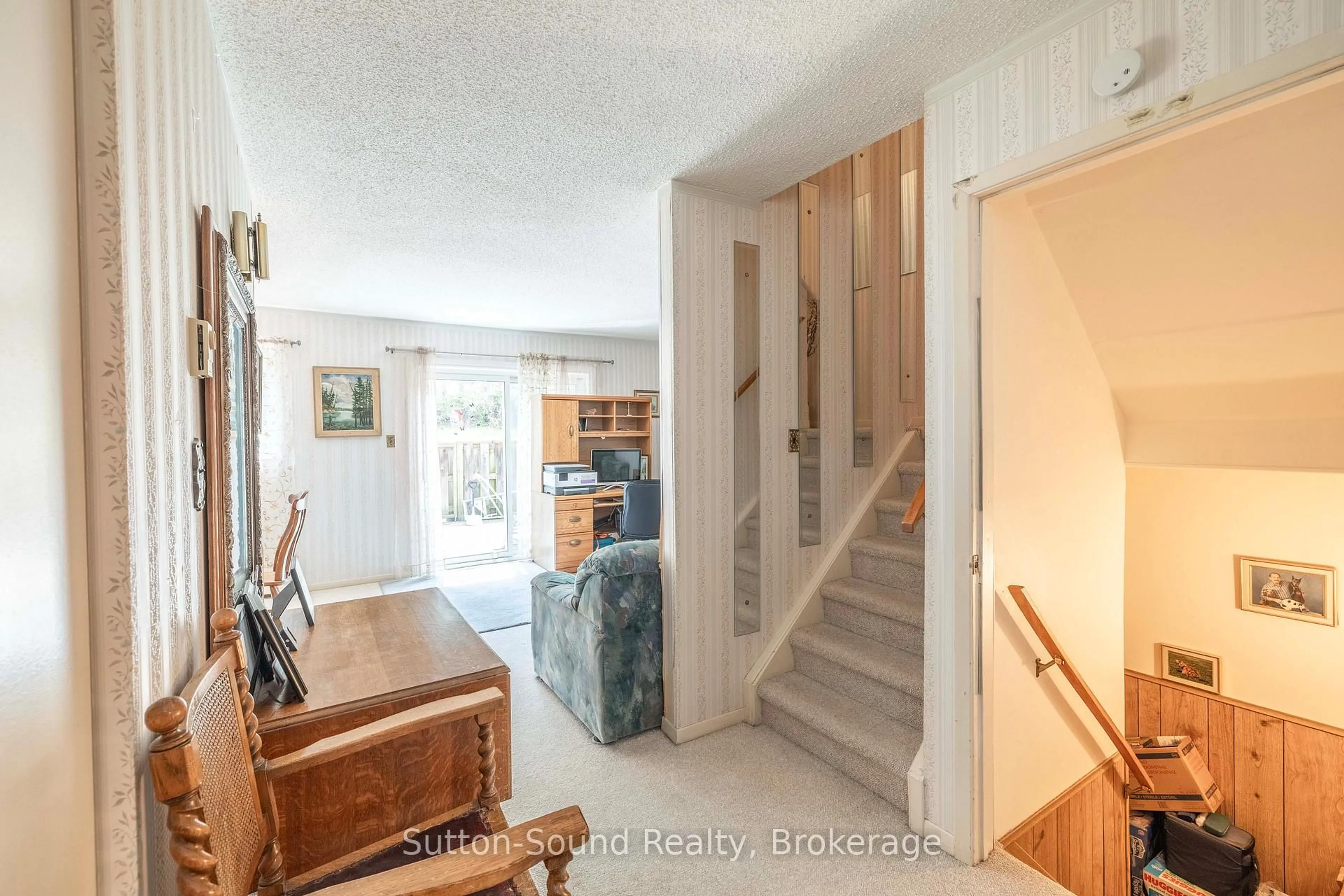 Indoor entryway for 82 Laurie Cres #82, Owen Sound Ontario N4K 6C3