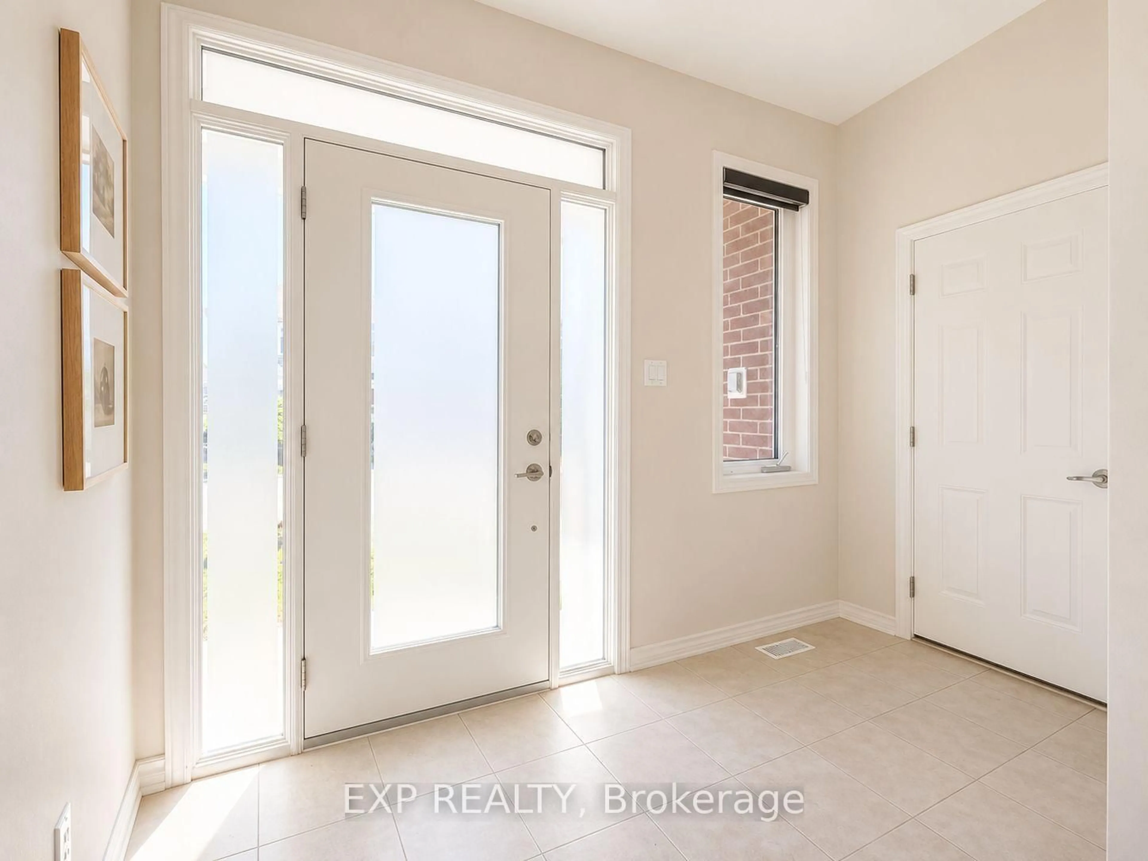 Indoor entryway for 516 Loury Row, Ottawa Ontario K1W 0M7