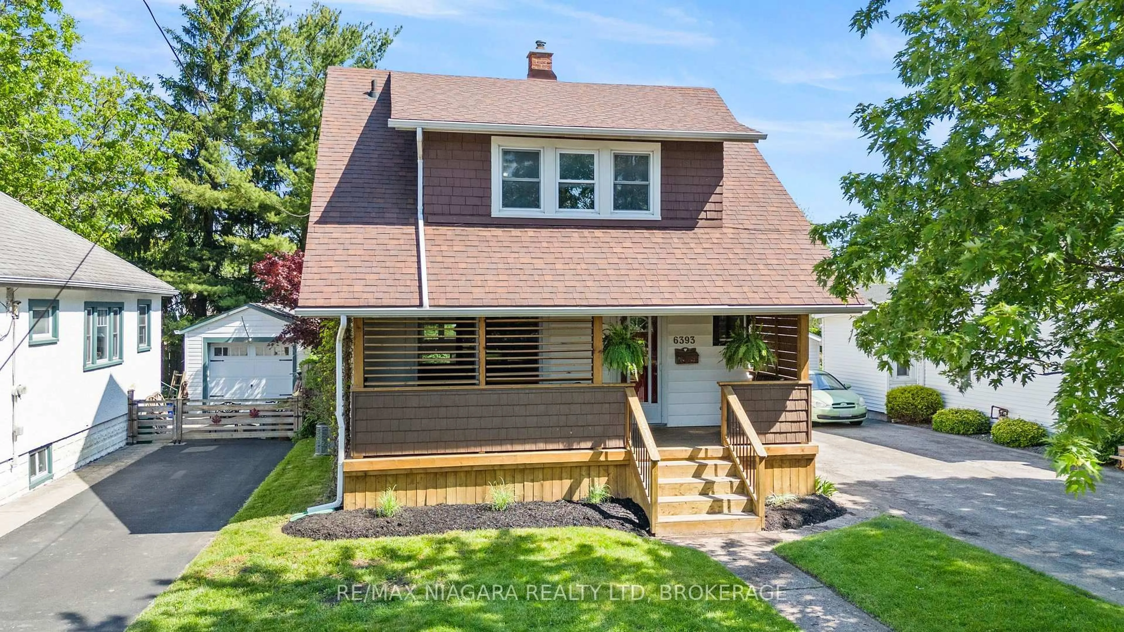 Home with vinyl exterior material, street for 6393 High St, Niagara Falls Ontario L2G 1M9