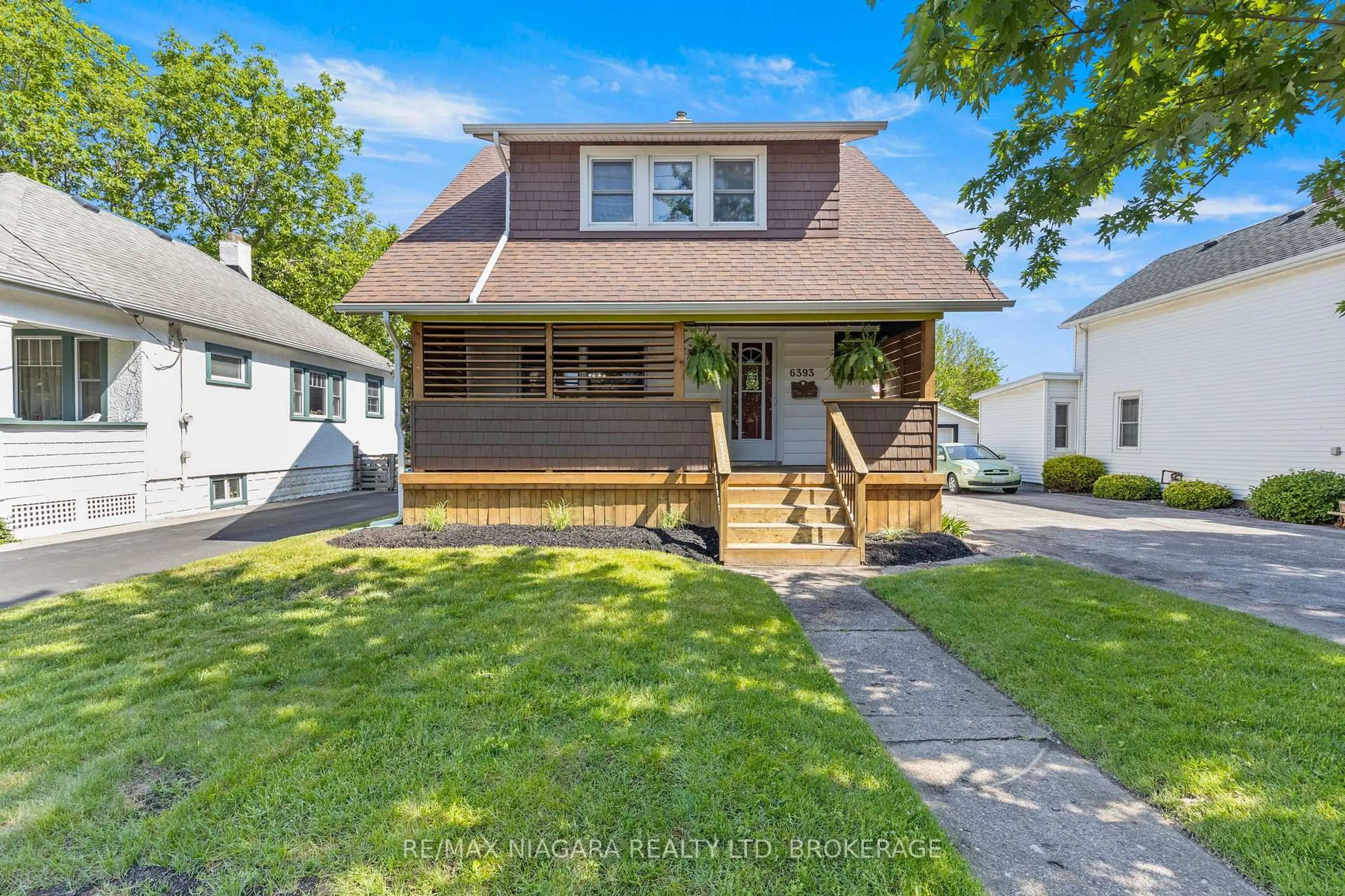 Home with vinyl exterior material, street for 6393 High St, Niagara Falls Ontario L2G 1M9