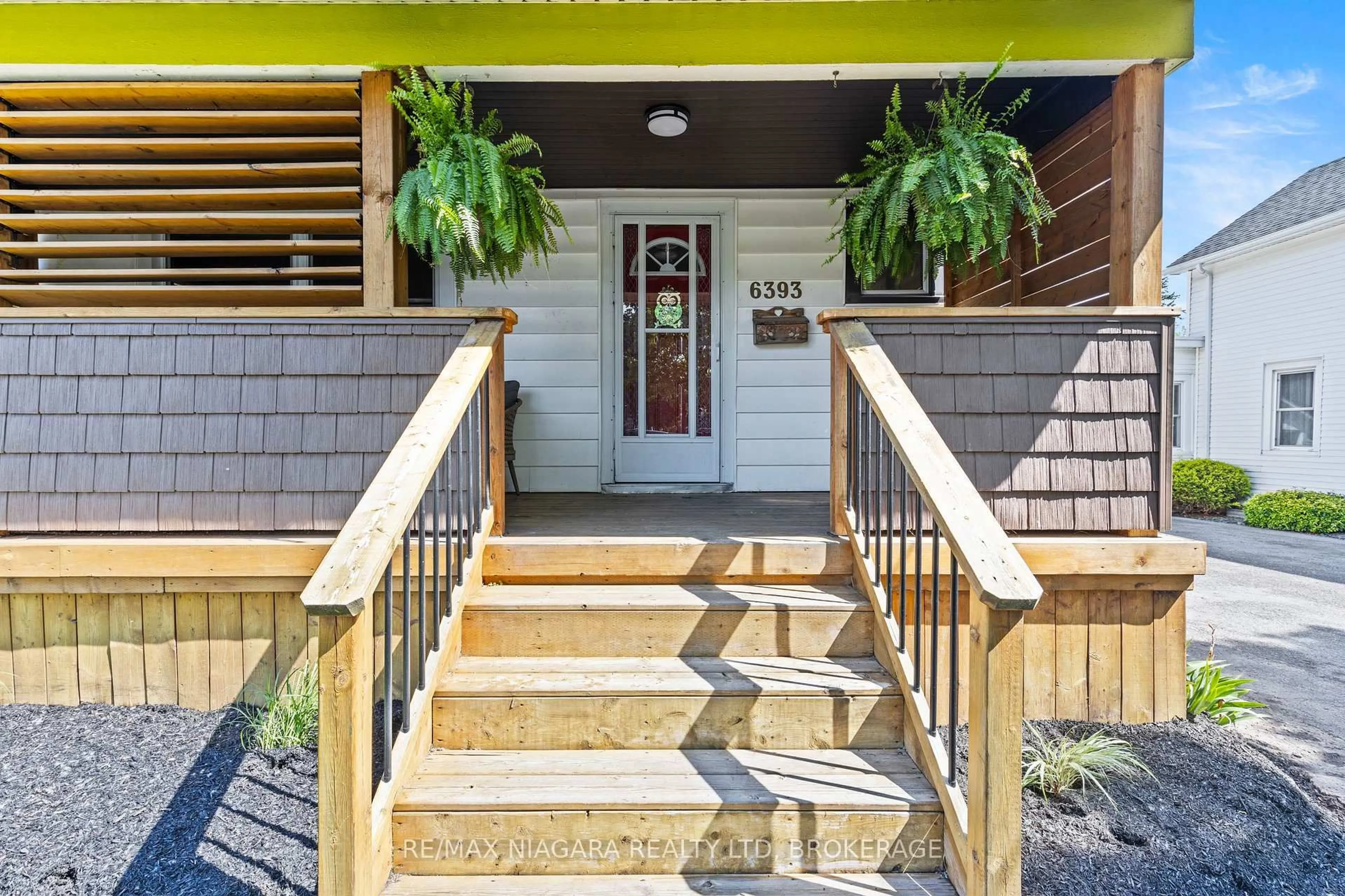 Indoor entryway for 6393 High St, Niagara Falls Ontario L2G 1M9