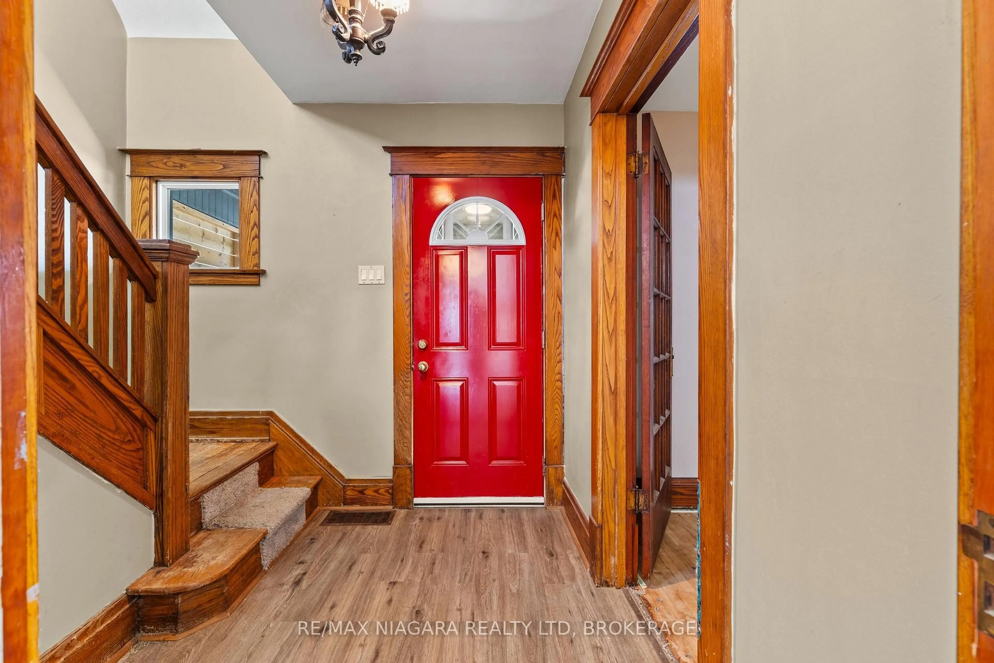 Indoor foyer for 6393 High St, Niagara Falls Ontario L2G 1M9