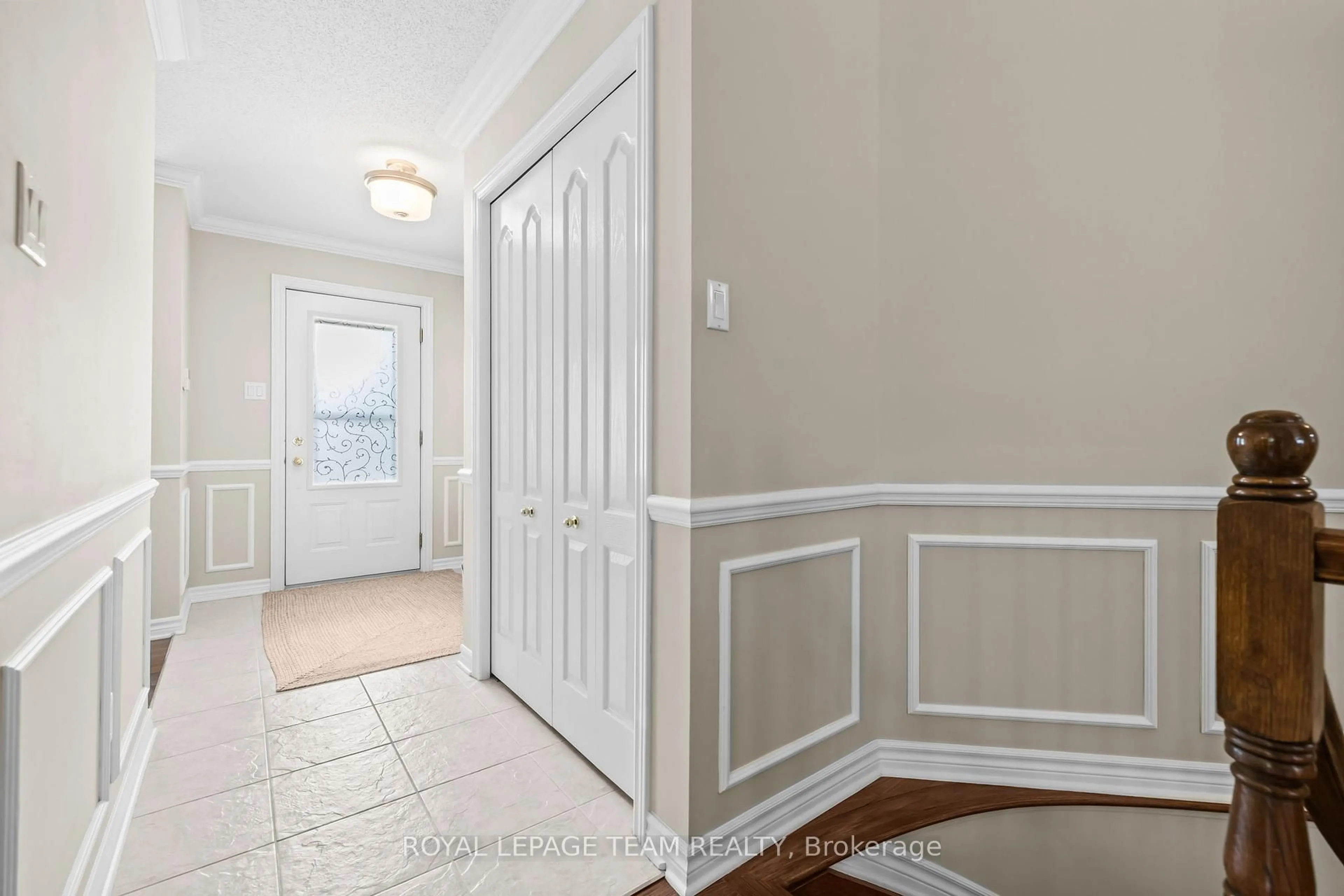 Indoor entryway for 26 Escade Dr, Ottawa Ontario K2G 6R9