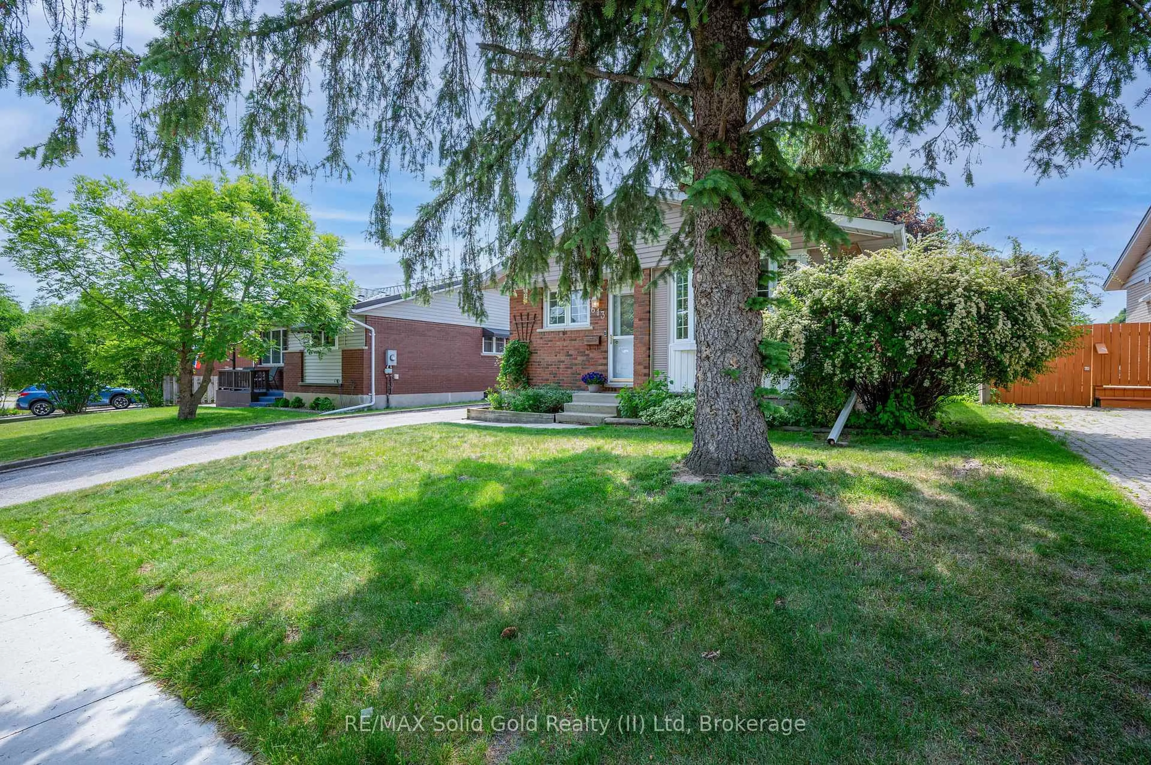 A pic from outside/outdoor area/front of a property/back of a property/a pic from drone, street for 613 Dogwood Lane, Waterloo Ontario N2L 4Y2